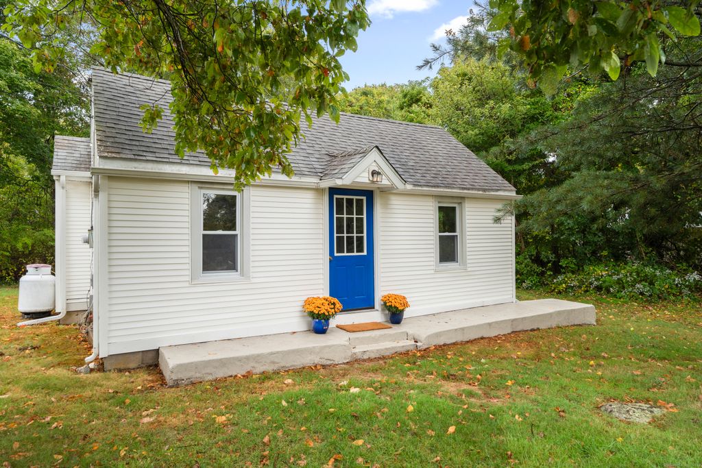 Photo of 127 Spithead Road, Waterford, CT 06385 (MLS # 24131748)