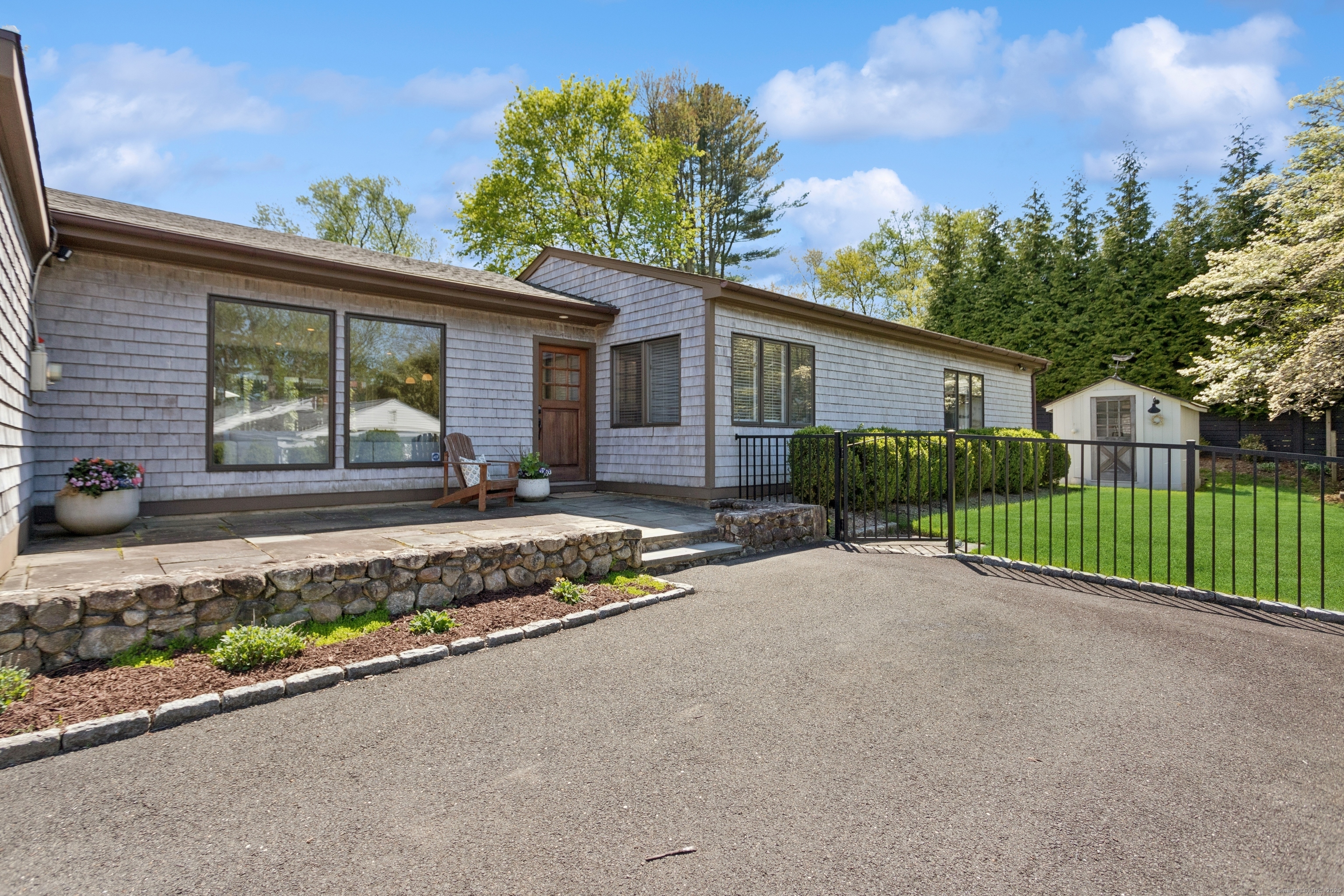 Drumlin Road, Westport, Connecticut - 3 Bedrooms  
2 Bathrooms  
6 Rooms - 