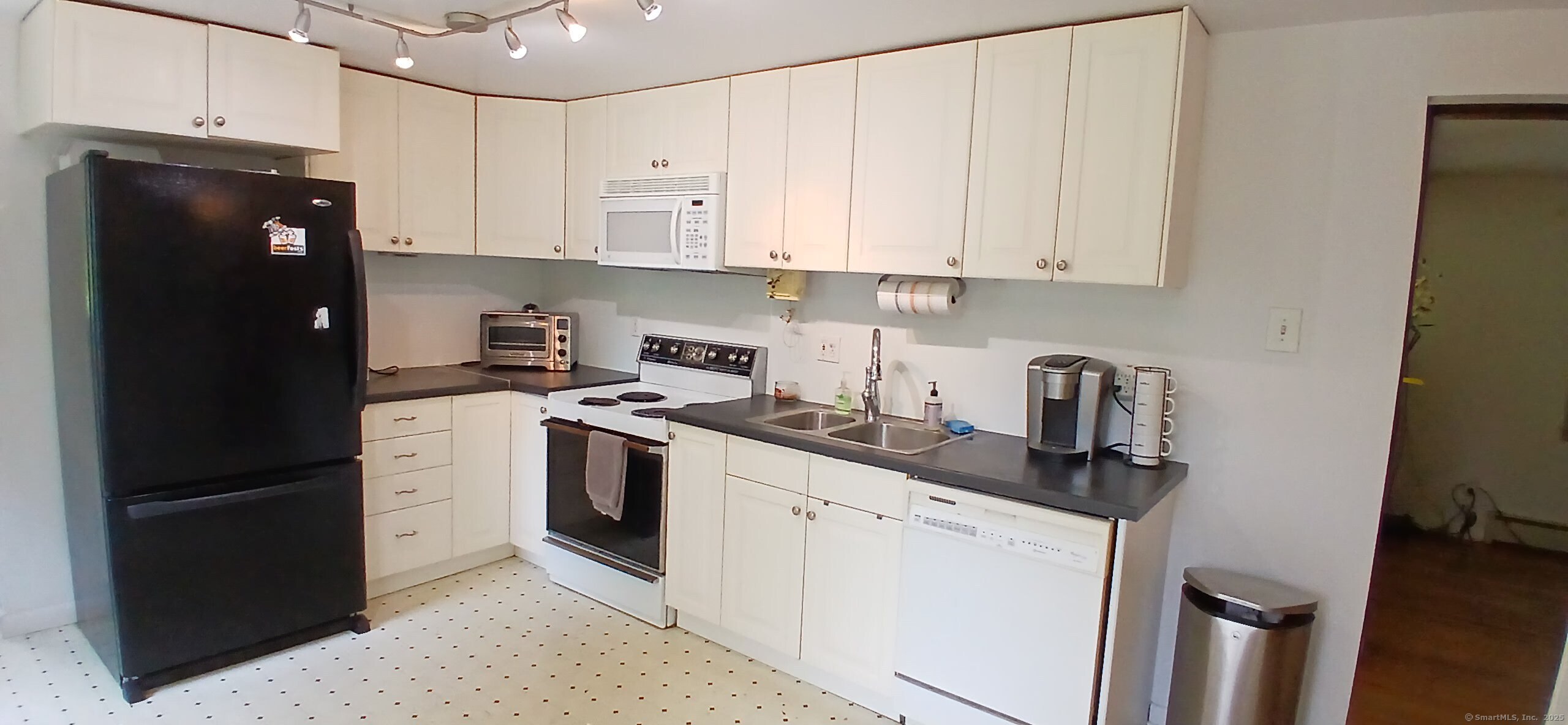 Canton, Connecticut 06019, United States, 2 Bedrooms Bedrooms, ,1 BathroomBathrooms,Residential,Active,146616