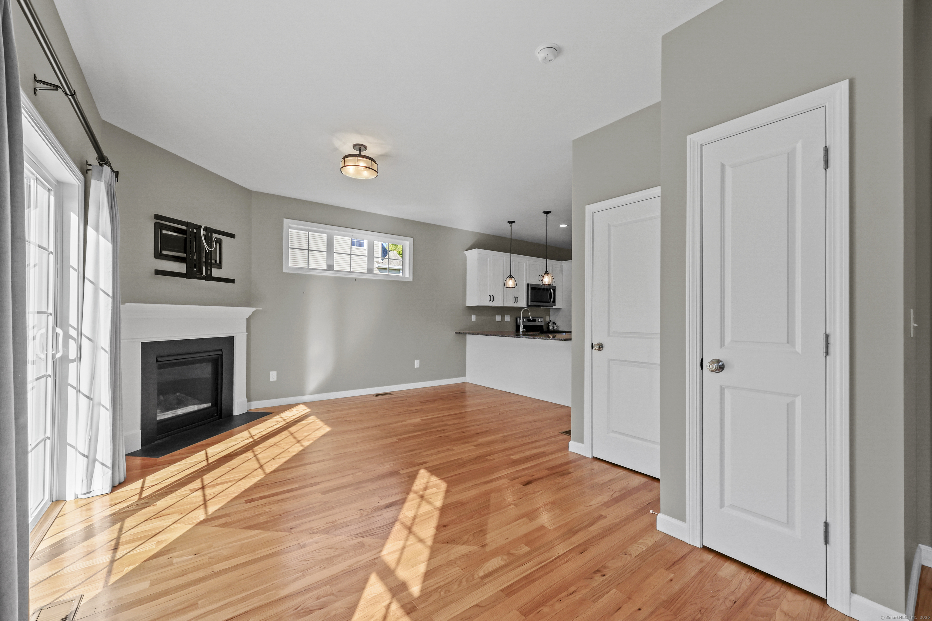 Burlington, Connecticut 06013, United States, 2 Bedrooms Bedrooms, ,3 BathroomsBathrooms,Residential,Pending,210627