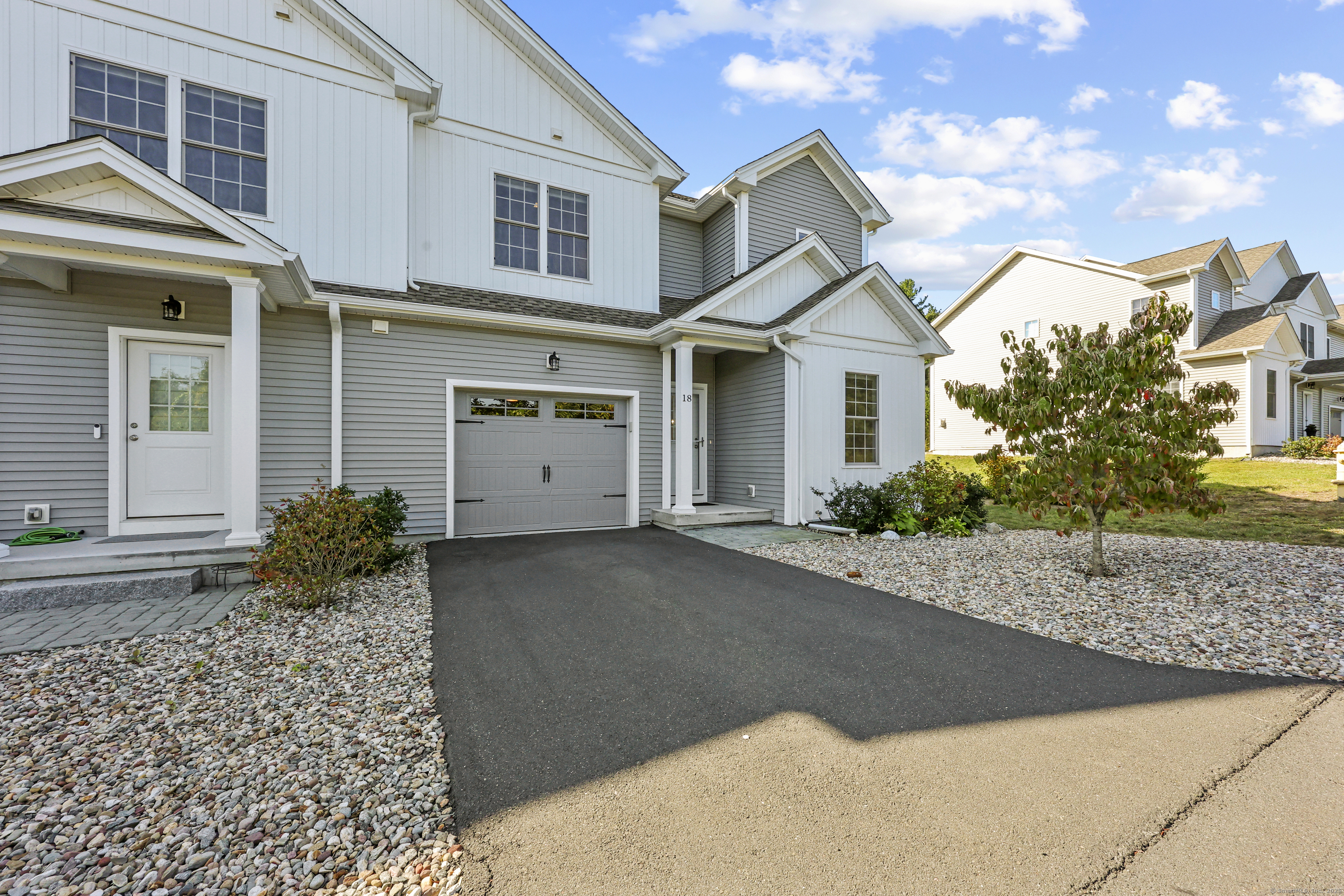 Burlington, Connecticut 06013, United States, 2 Bedrooms Bedrooms, ,3 BathroomsBathrooms,Residential,Pending,210627