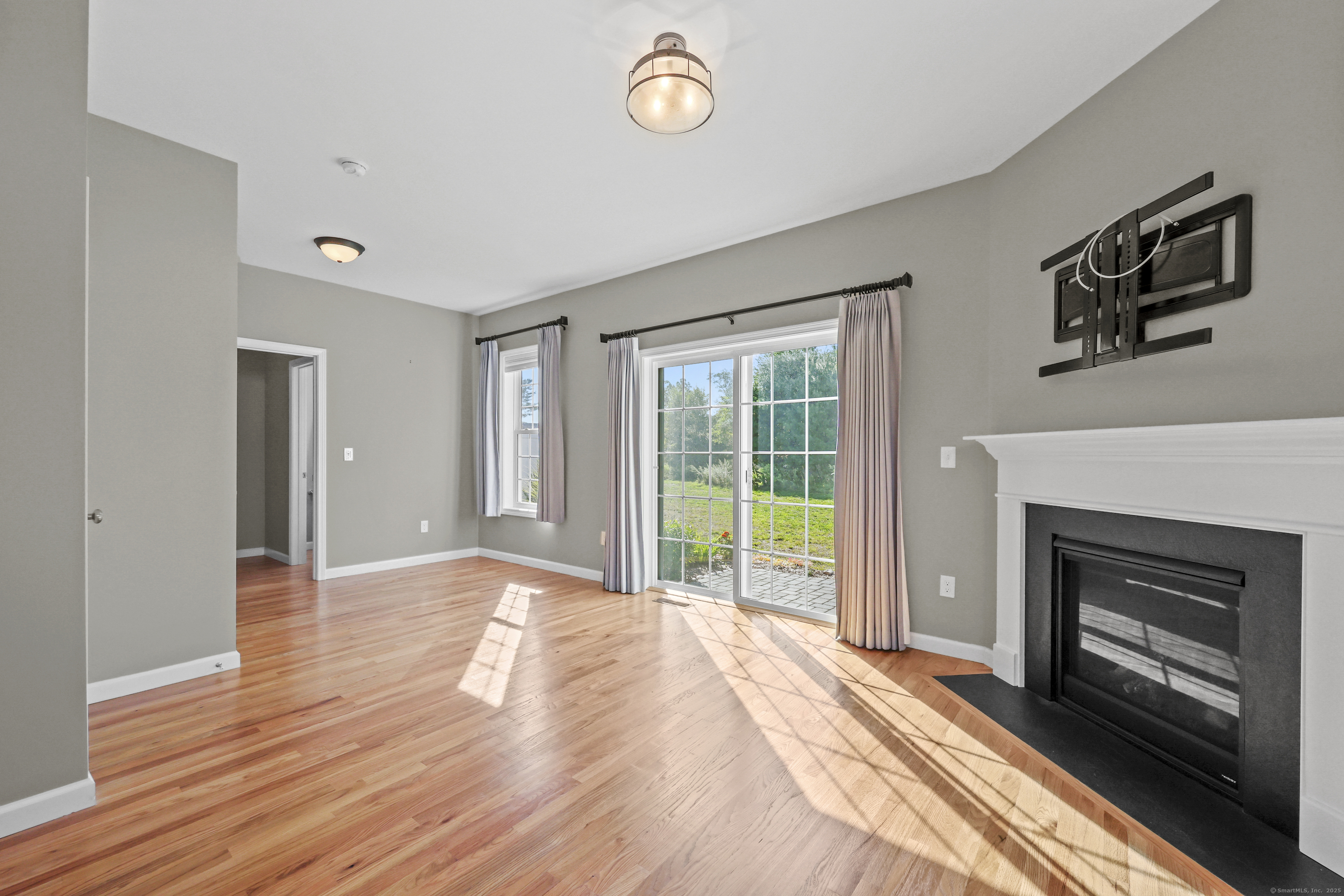 Burlington, Connecticut 06013, United States, 2 Bedrooms Bedrooms, ,3 BathroomsBathrooms,Residential,Pending,210627