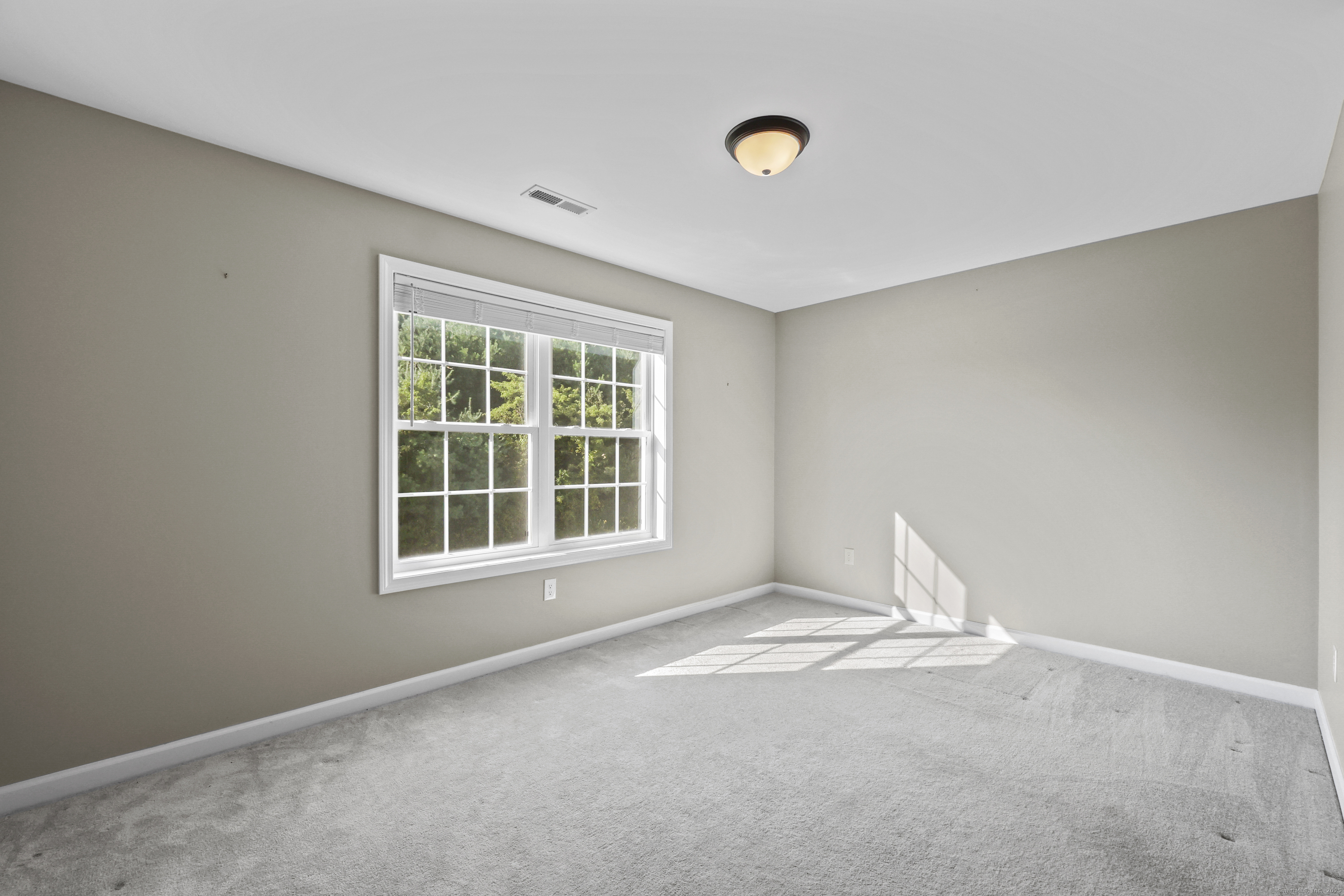 Burlington, Connecticut 06013, United States, 2 Bedrooms Bedrooms, ,3 BathroomsBathrooms,Residential,Pending,210627