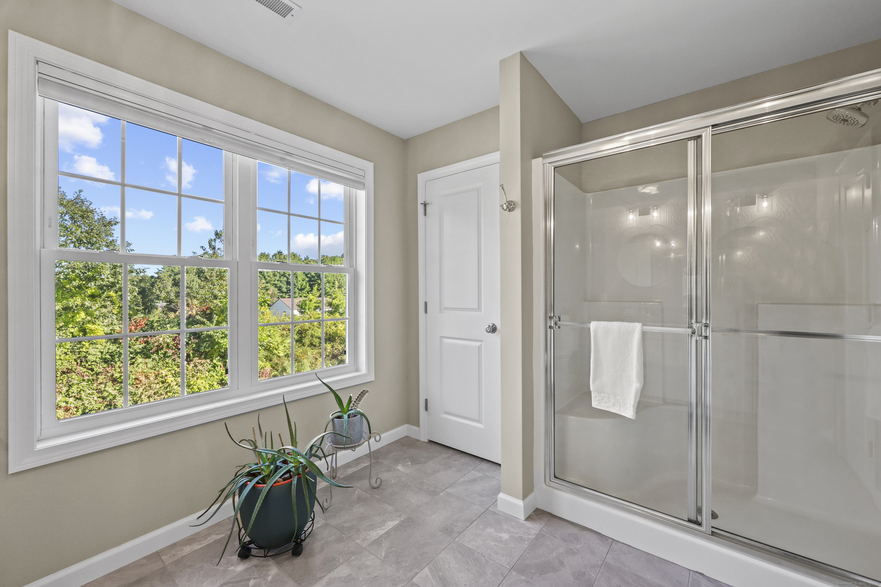 Burlington, Connecticut 06013, United States, 2 Bedrooms Bedrooms, ,3 BathroomsBathrooms,Residential,Pending,210627