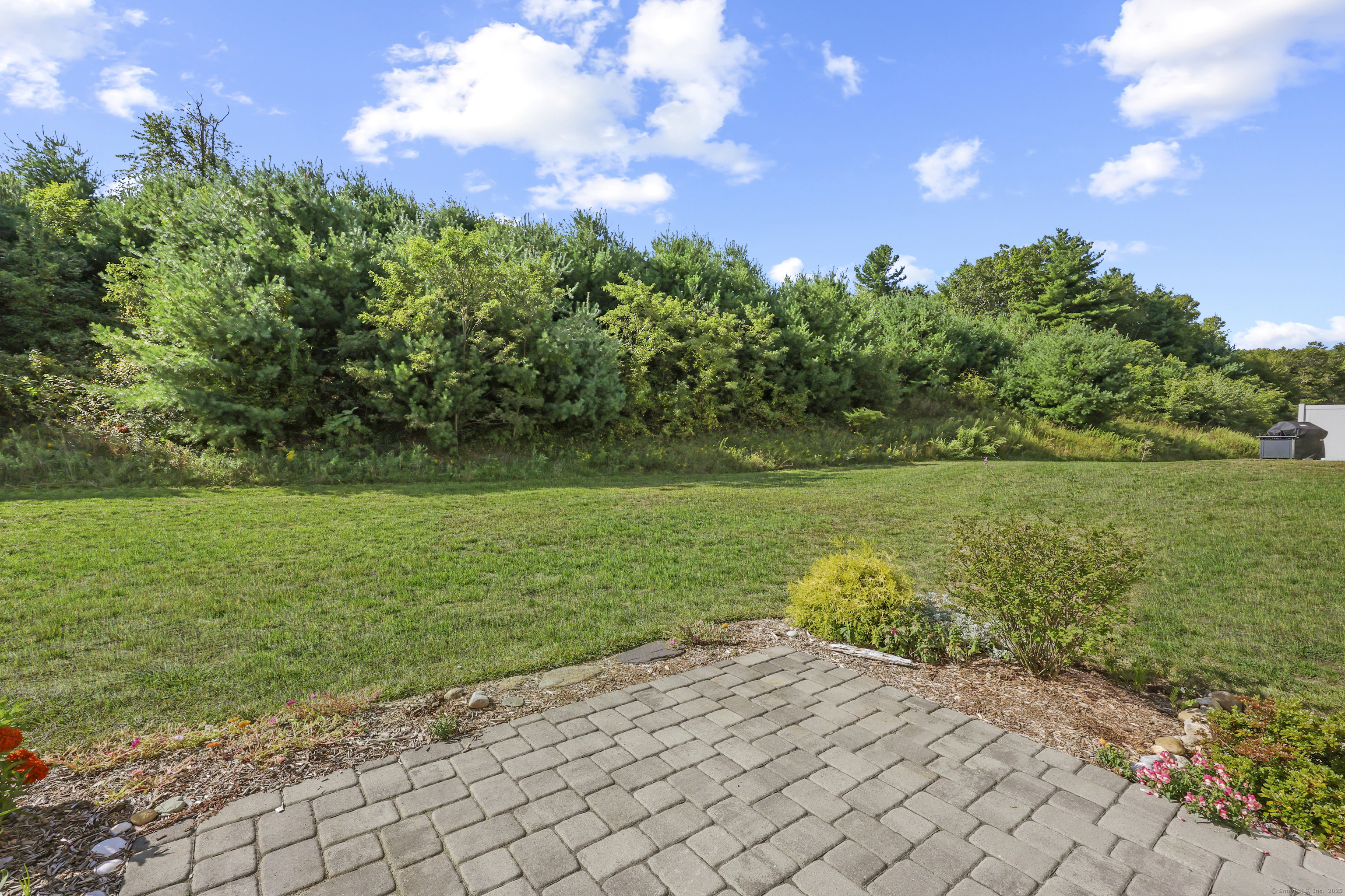 Burlington, Connecticut 06013, United States, 2 Bedrooms Bedrooms, ,3 BathroomsBathrooms,Residential,Pending,210627