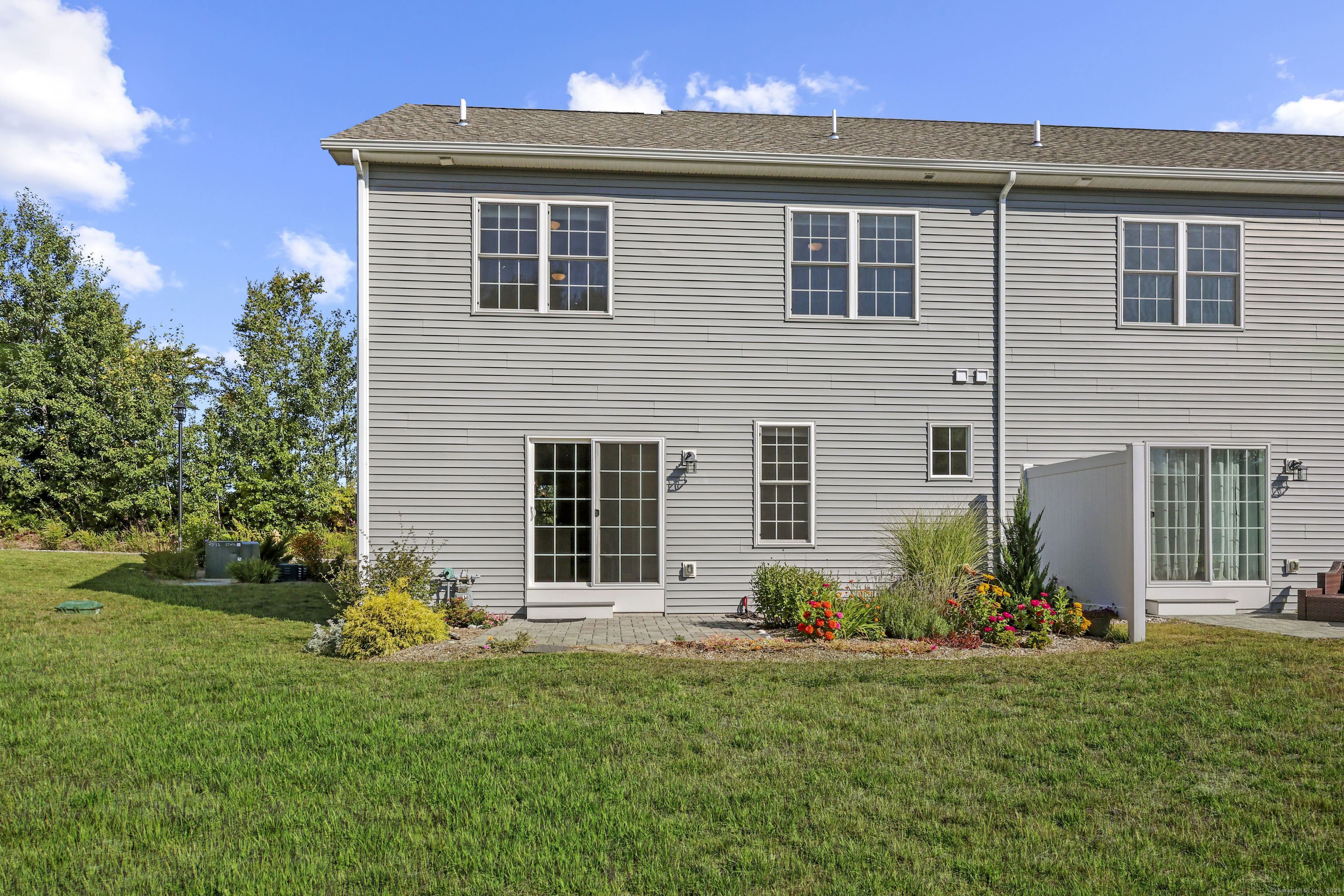 Burlington, Connecticut 06013, United States, 2 Bedrooms Bedrooms, ,3 BathroomsBathrooms,Residential,Pending,210627