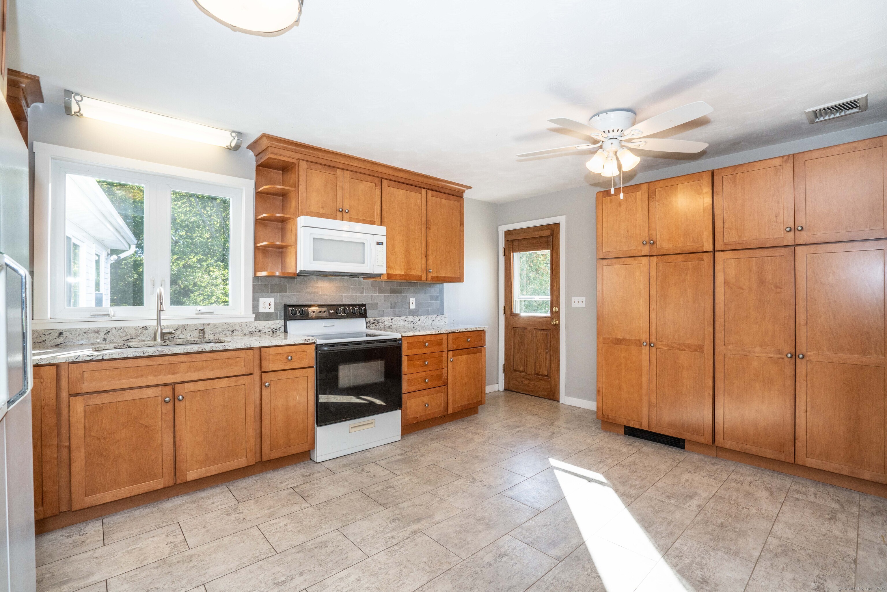 Berlin, Connecticut 06023, United States, 4 Bedrooms Bedrooms, ,3 BathroomsBathrooms,Residential,Pending,227397