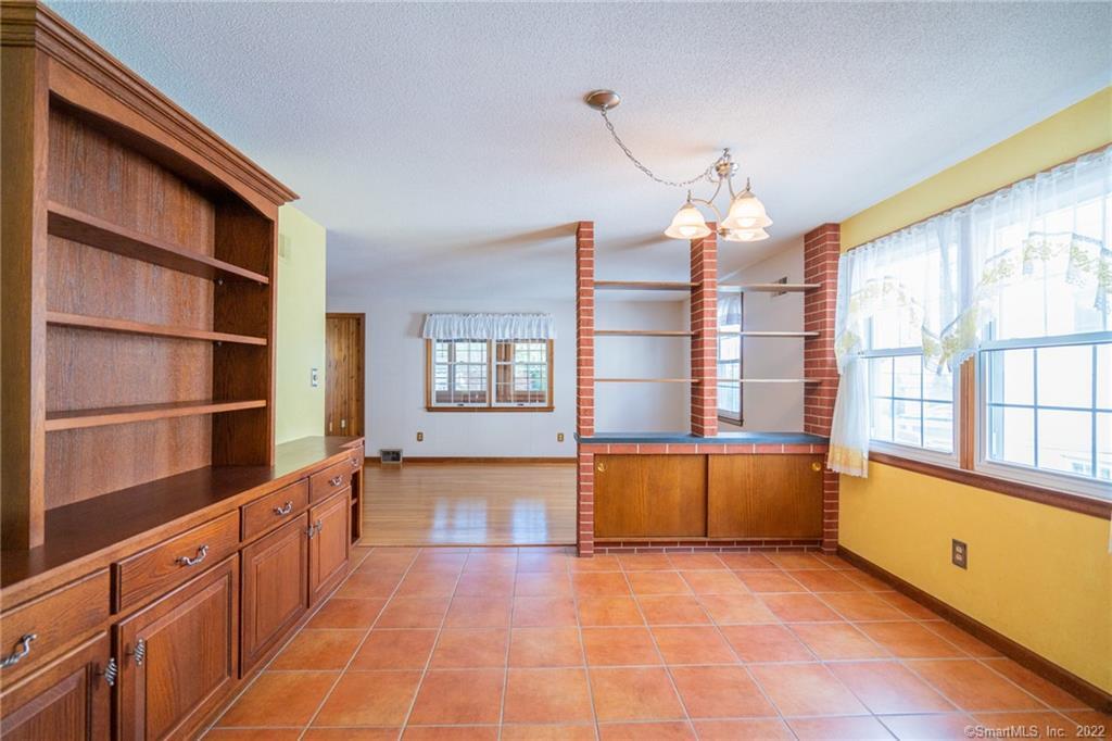 West Hartford, Connecticut 06119, United States, 2 Bedrooms Bedrooms, ,1 BathroomBathrooms,Residential,Active,209860