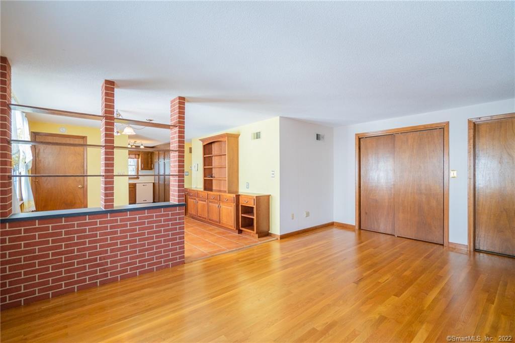 West Hartford, Connecticut 06119, United States, 2 Bedrooms Bedrooms, ,1 BathroomBathrooms,Residential,Active,209860