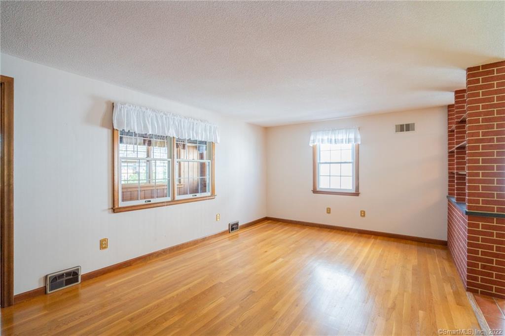 West Hartford, Connecticut 06119, United States, 2 Bedrooms Bedrooms, ,1 BathroomBathrooms,Residential,Active,209860