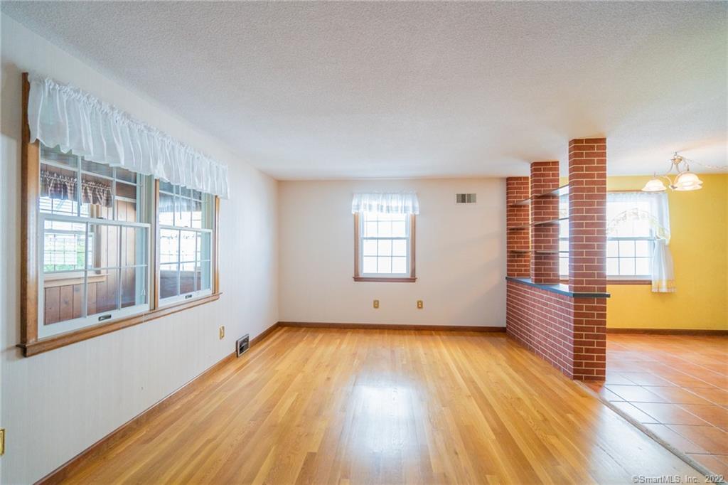 West Hartford, Connecticut 06119, United States, 2 Bedrooms Bedrooms, ,1 BathroomBathrooms,Residential,Active,209860