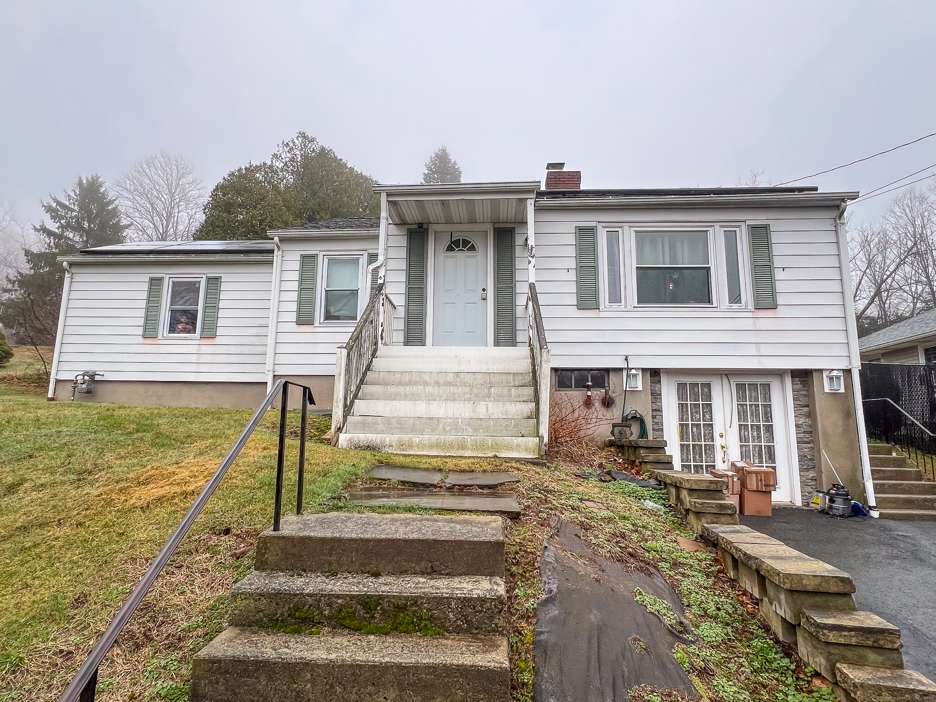 Swain Avenue, Meriden, Connecticut - 3 Bedrooms  
2 Bathrooms  
5 Rooms - 