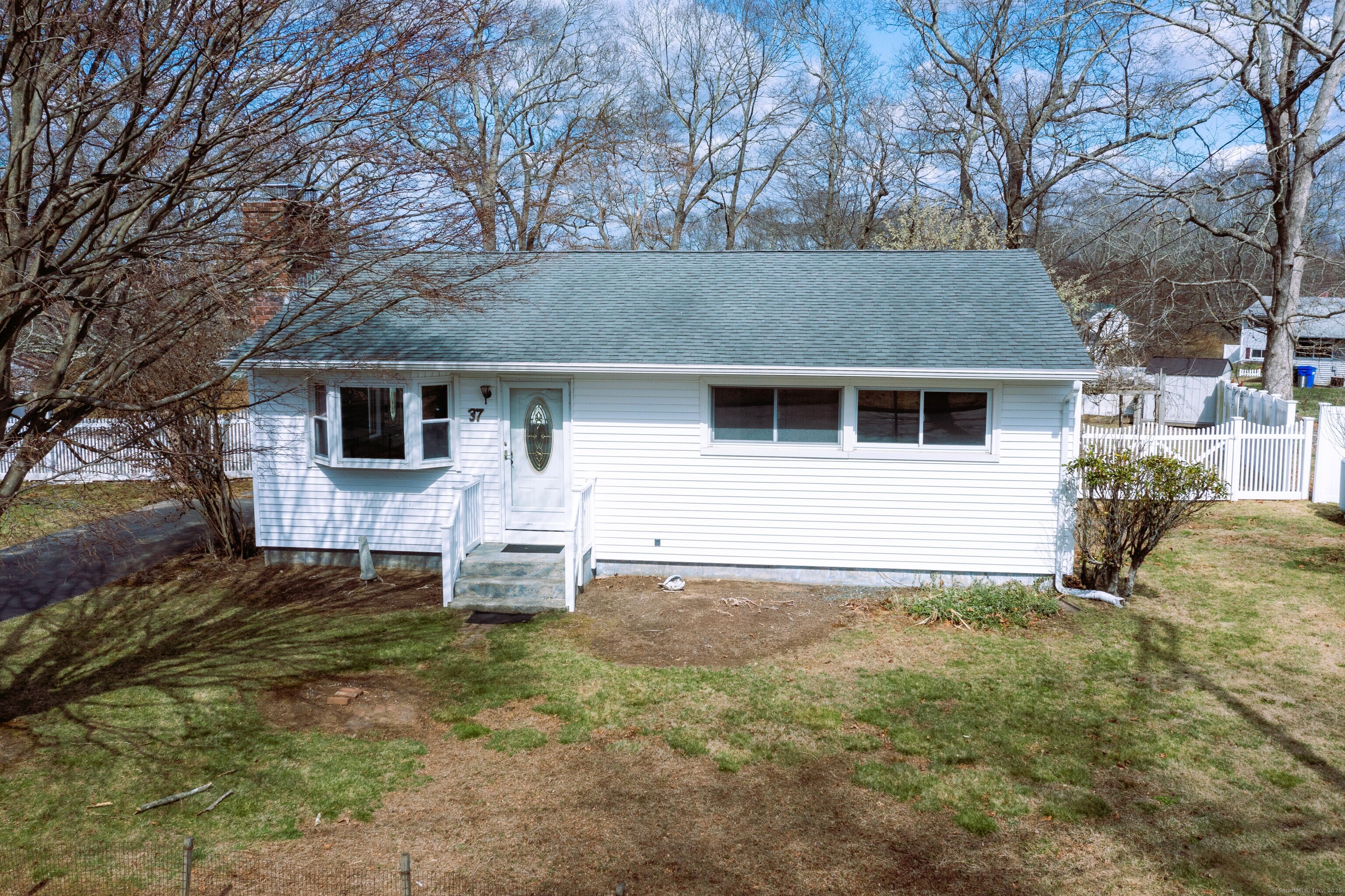 Oslo Street, Groton, Connecticut - 2 Bedrooms  
1 Bathrooms  
5 Rooms - 