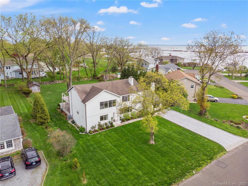 Soundview Drive, Stamford, Connecticut - 5 Bedrooms  
4 Bathrooms  
8 Rooms - 
