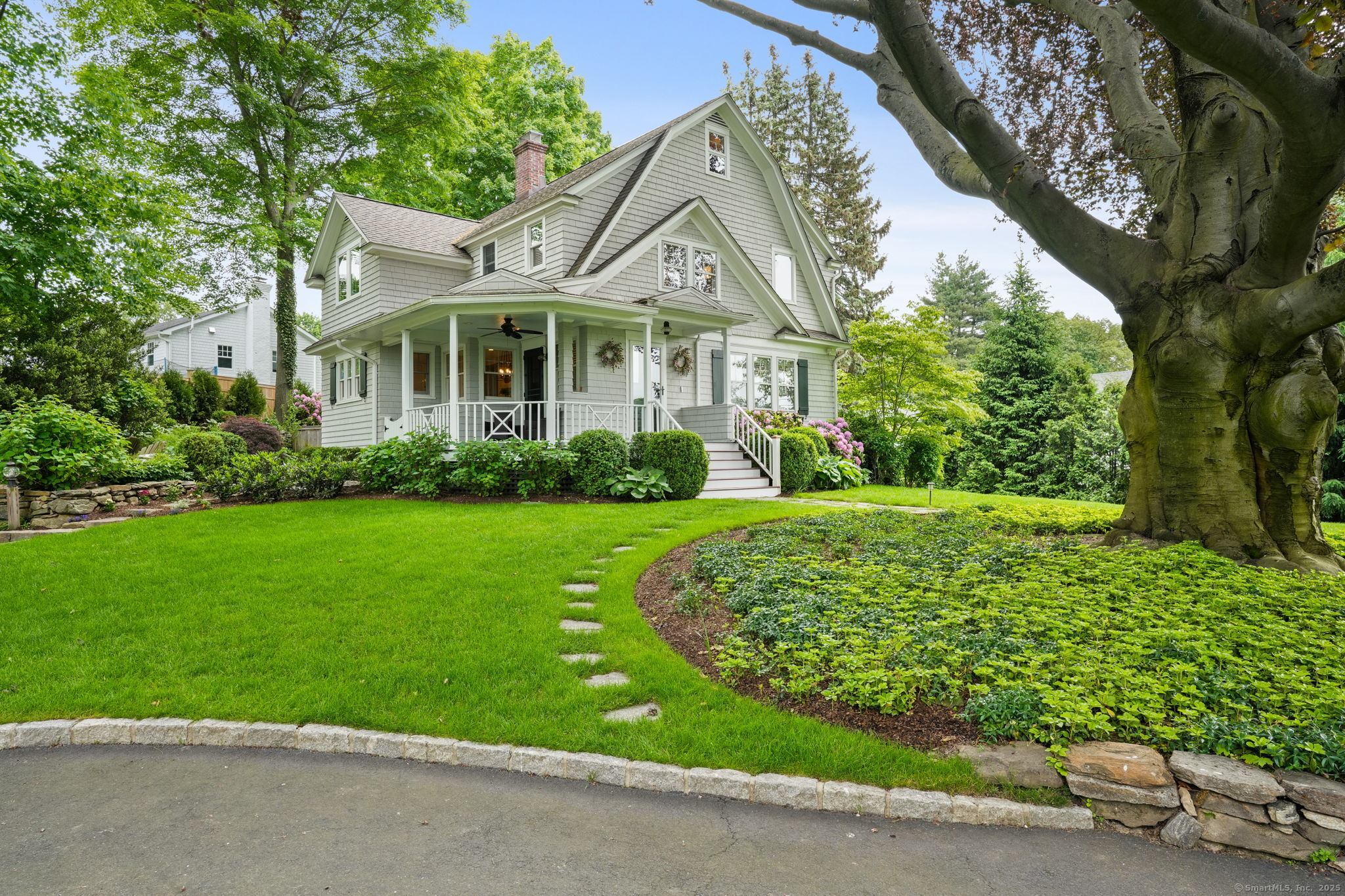 Christie Hill Road, Darien, Connecticut - 4 Bedrooms  
3 Bathrooms  
9 Rooms - 