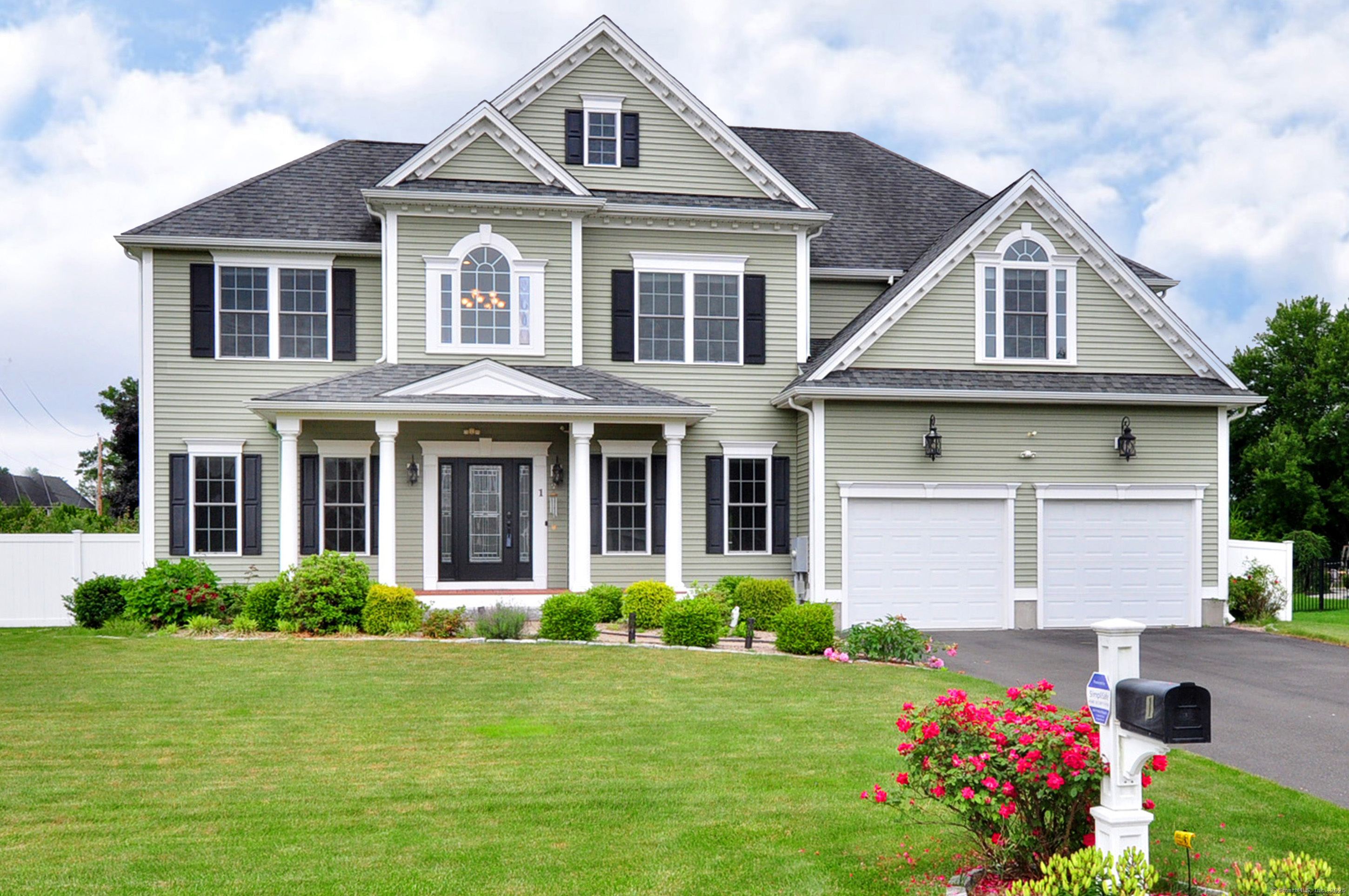 Leghorn Lane, Cromwell, Connecticut - 4 Bedrooms  
3 Bathrooms  
8 Rooms - 
