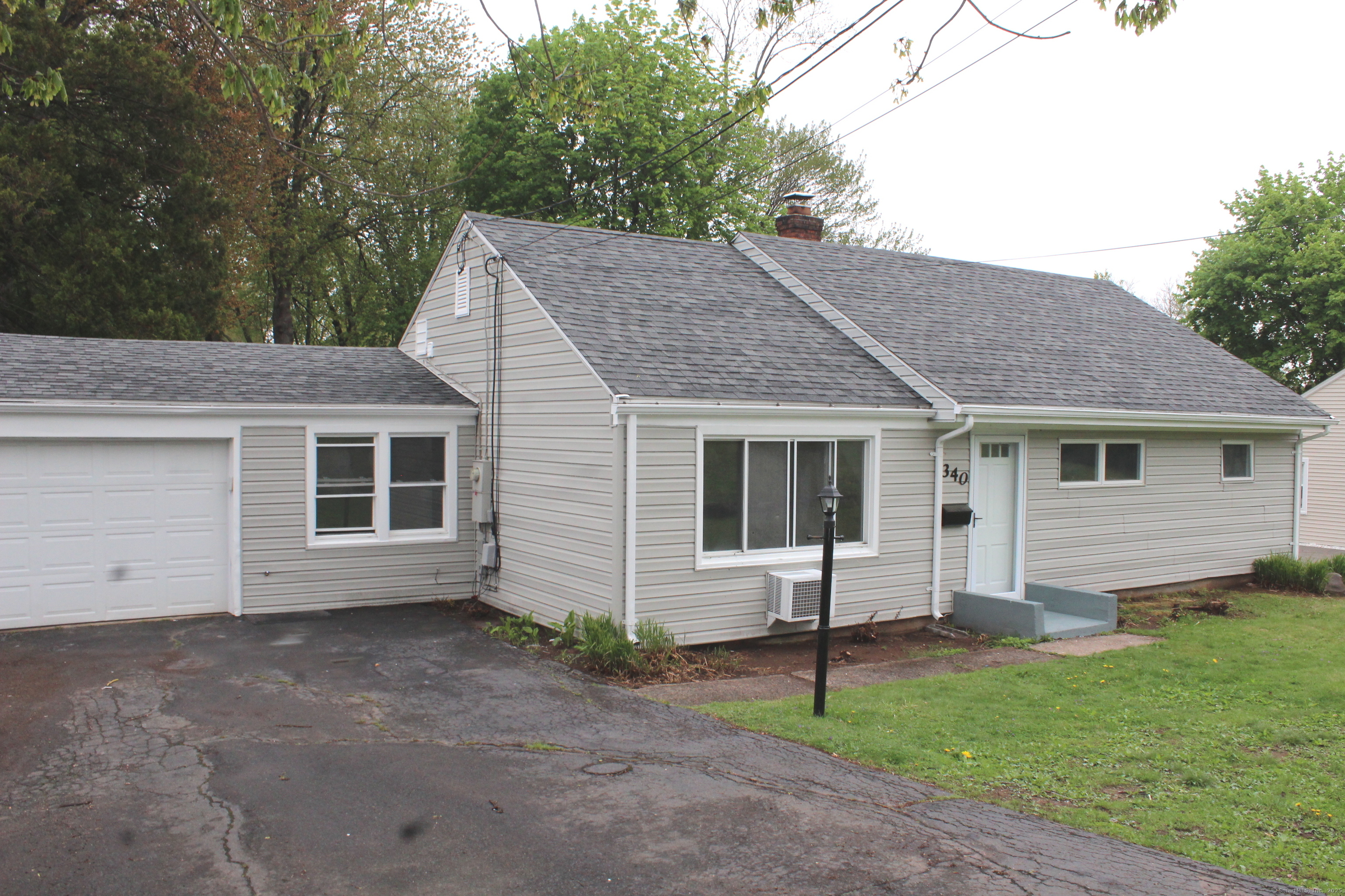 Property for Sale at Robbins Avenue, Newington, Connecticut - Bedrooms: 3 
Bathrooms: 1 
Rooms: 7  - $369,900