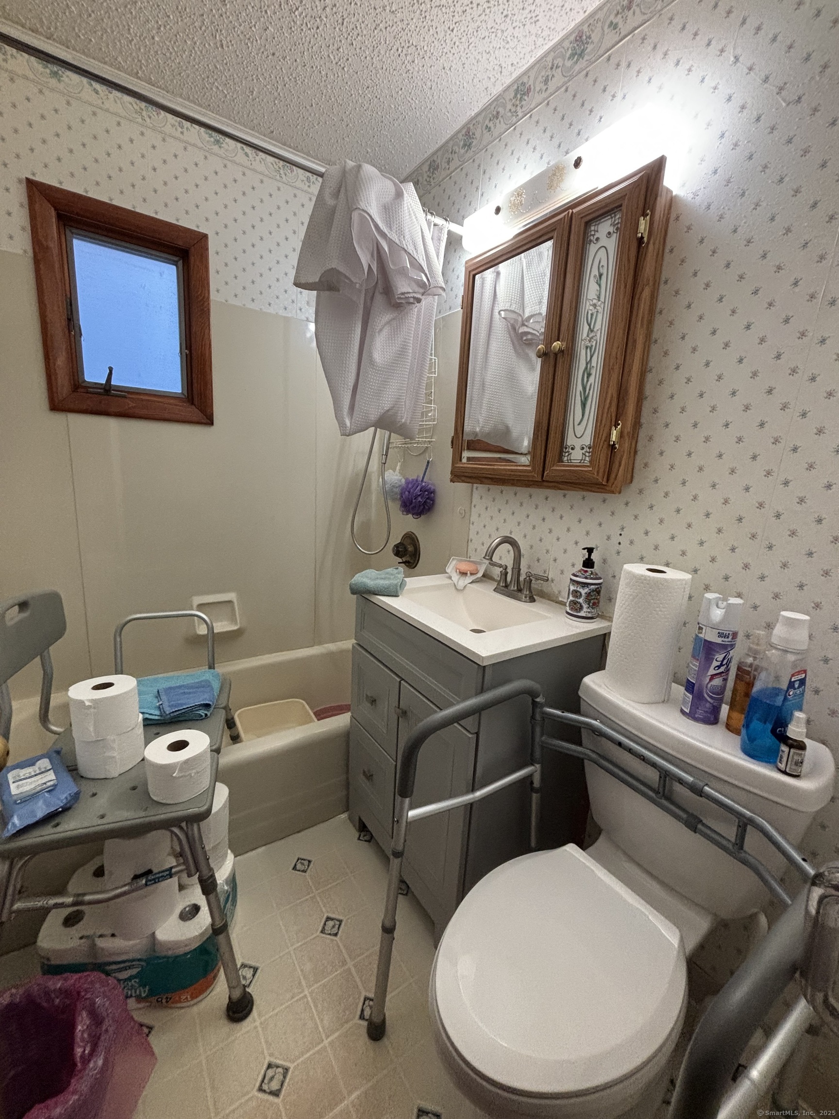 Newington, Connecticut 06111, United States, 2 Bedrooms Bedrooms, ,1 BathroomBathrooms,Residential,Active,231355