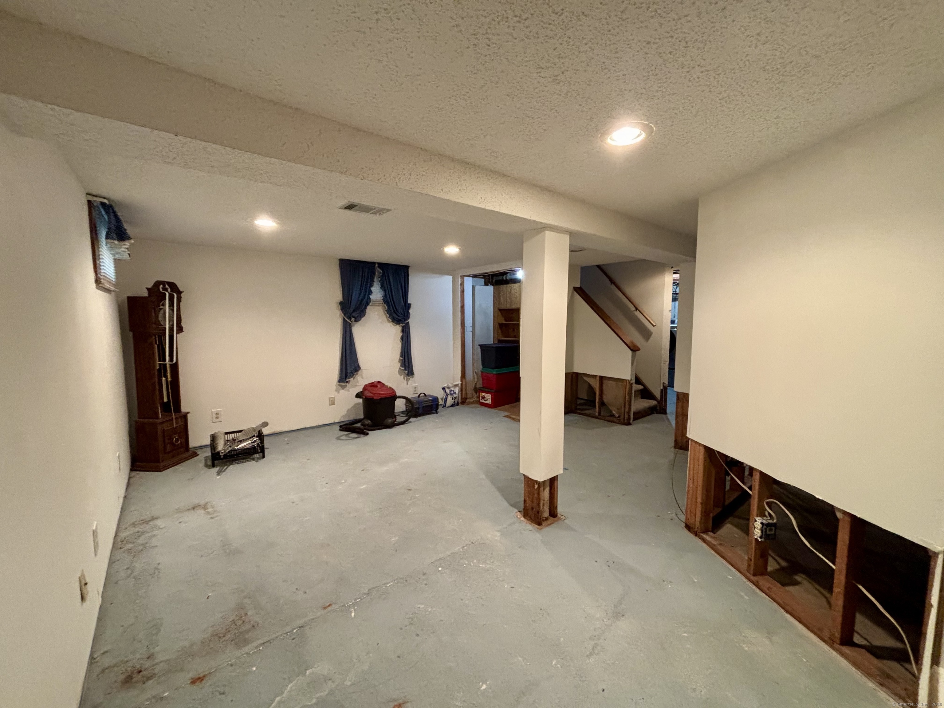 Newington, Connecticut 06111, United States, 2 Bedrooms Bedrooms, ,1 BathroomBathrooms,Residential,Active,231355