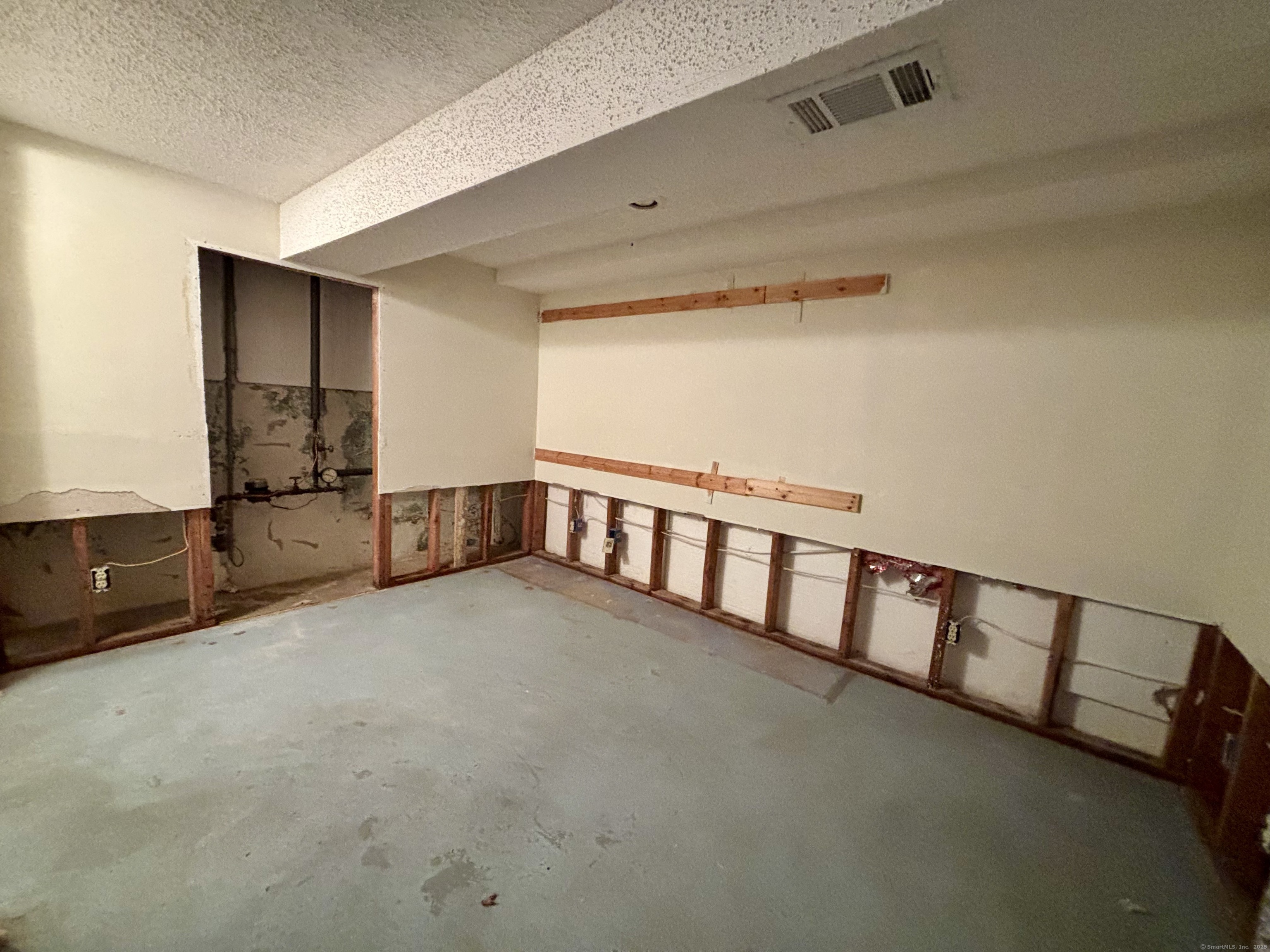 Newington, Connecticut 06111, United States, 2 Bedrooms Bedrooms, ,1 BathroomBathrooms,Residential,Active,231355