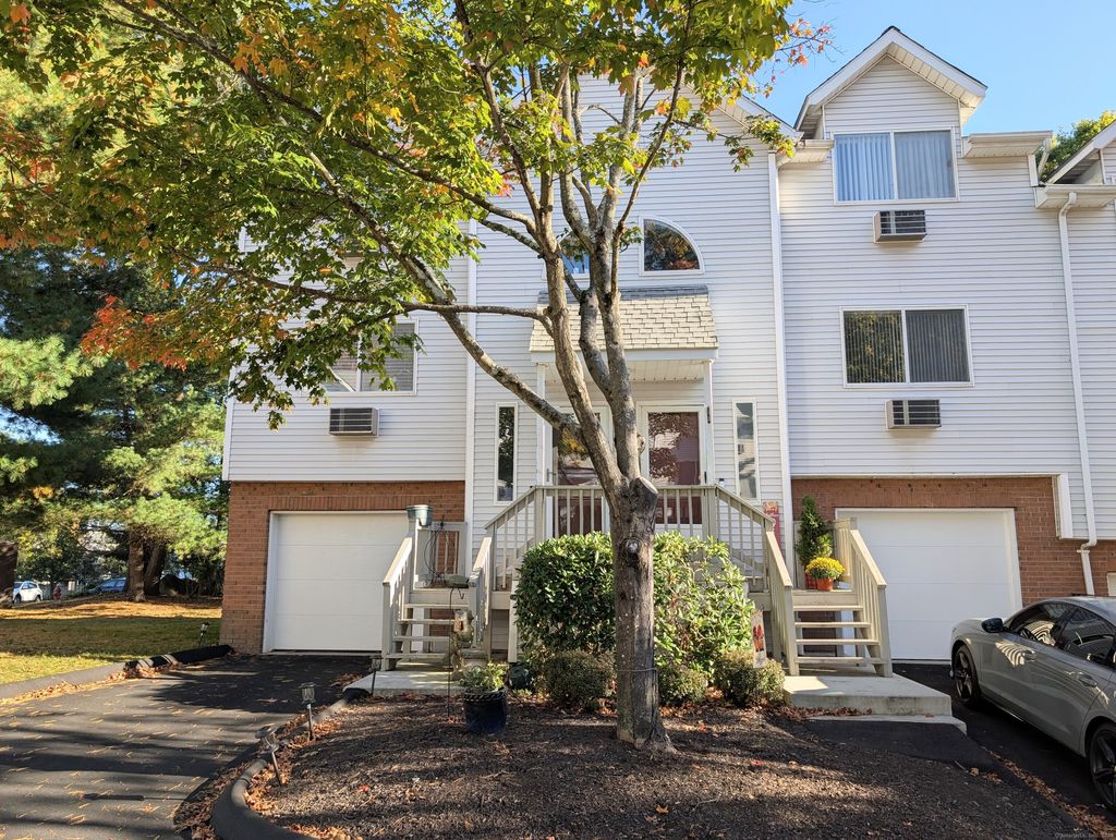 Photo of 925 Oronoke Road #18B, Waterbury, CT 06708 (MLS # 24132738)