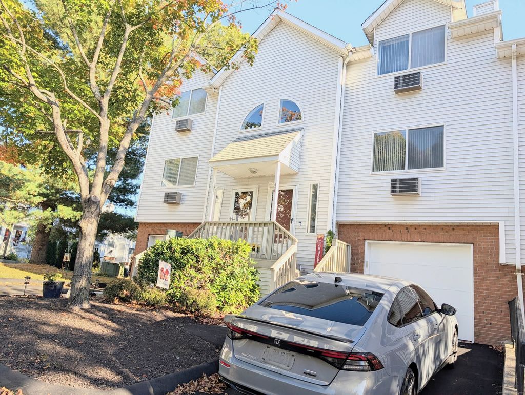 Photo of 925 Oronoke Road #18B, Waterbury, CT 06708 (MLS # 24132738)