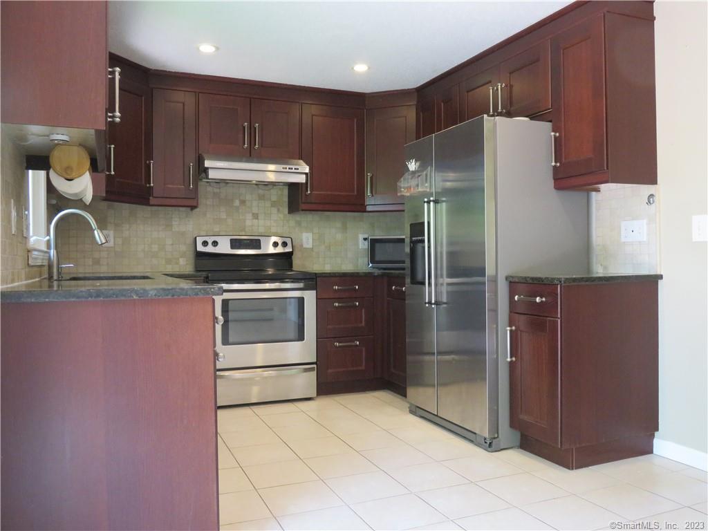 Farmington, Connecticut 06085, United States, 4 Bedrooms Bedrooms, ,2 BathroomsBathrooms,Residential,Active,138308