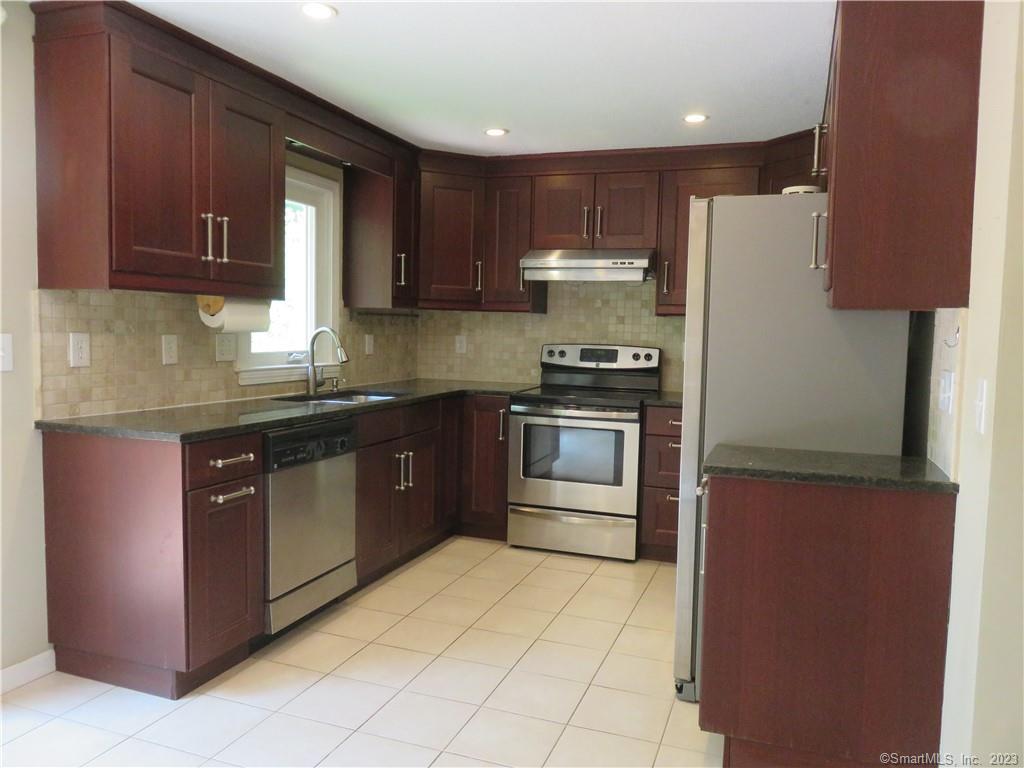 Farmington, Connecticut 06085, United States, 4 Bedrooms Bedrooms, ,2 BathroomsBathrooms,Residential,Active,138308