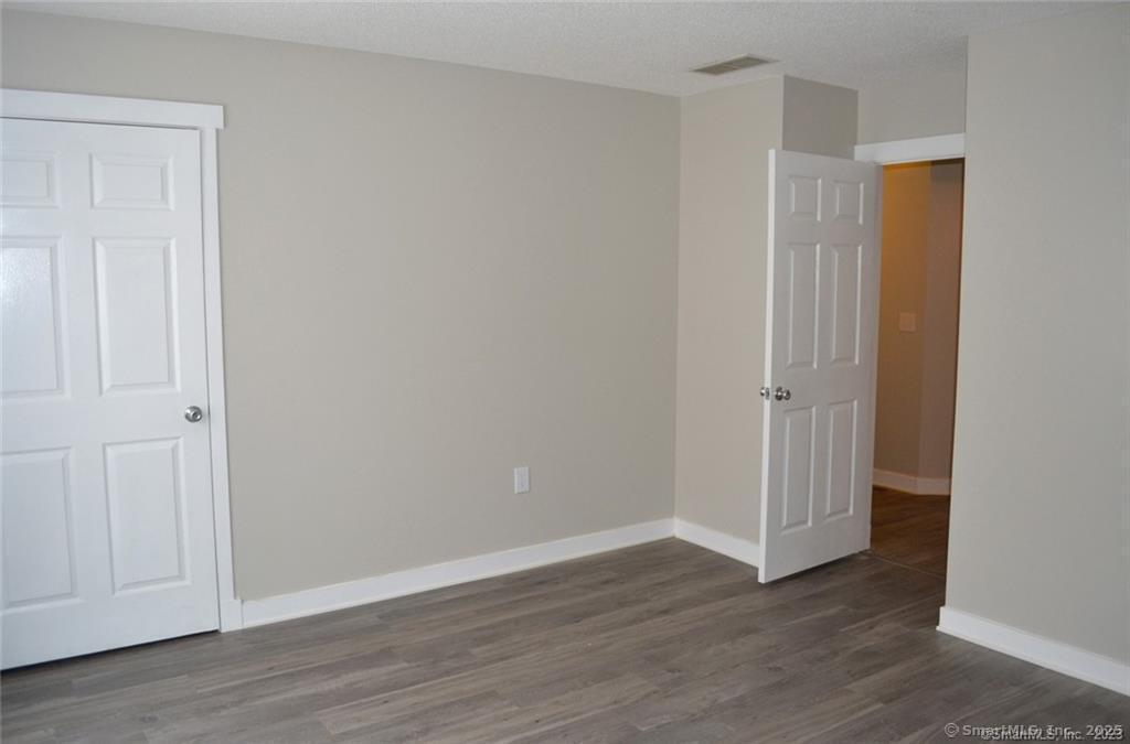 Maple Avenue Apt C, Hartford, Connecticut - 2 Bedrooms  
2 Bathrooms  
4 Rooms - 