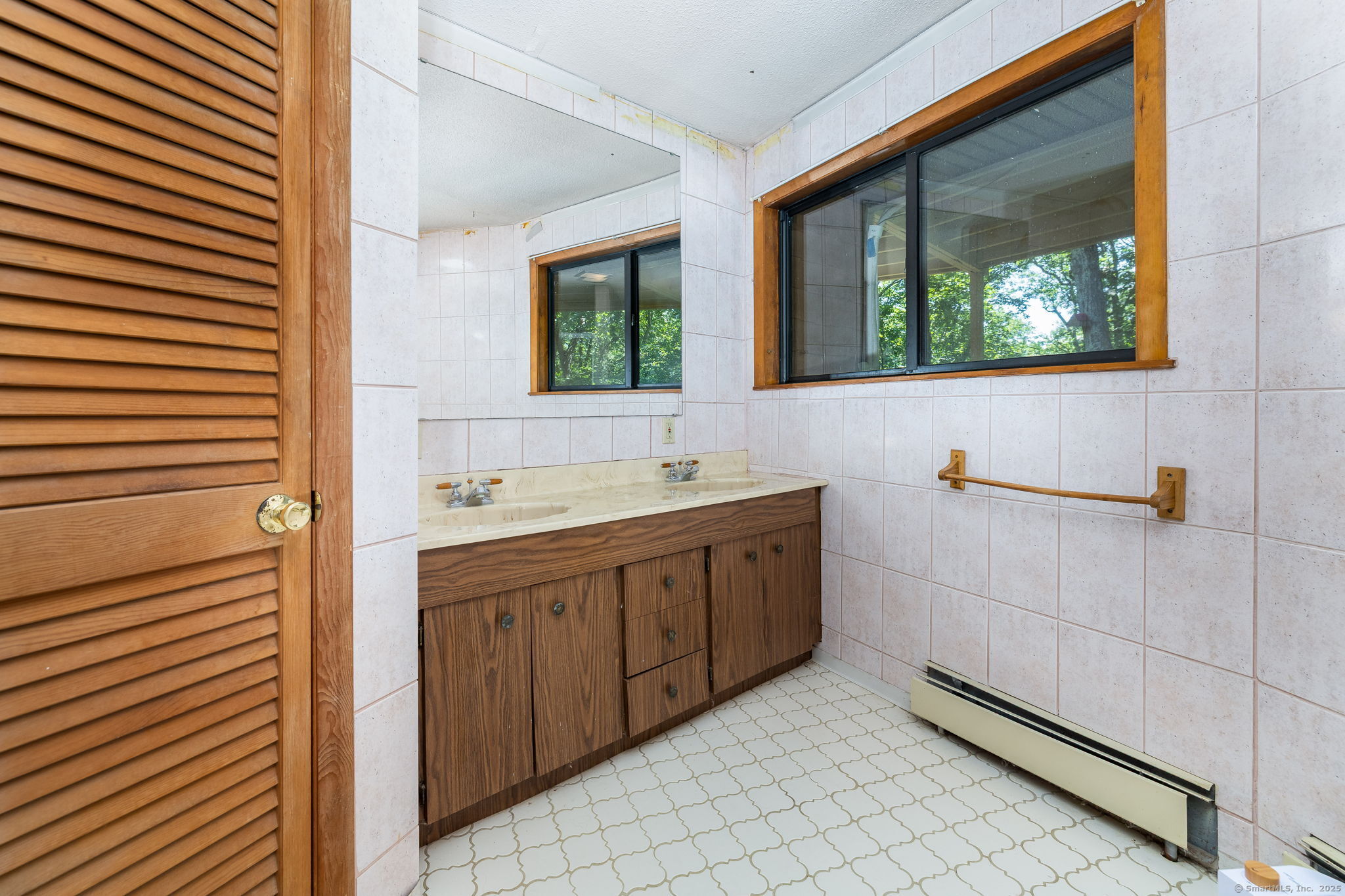 Columbia, Connecticut 06237, United States, 4 Bedrooms Bedrooms, ,4 BathroomsBathrooms,Residential,Pending,179647