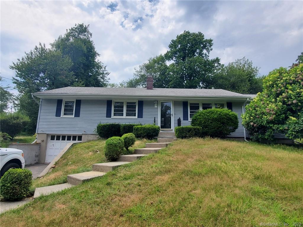 Entrance Road, Milford, Connecticut - 3 Bedrooms  
1 Bathrooms  
7 Rooms - 
