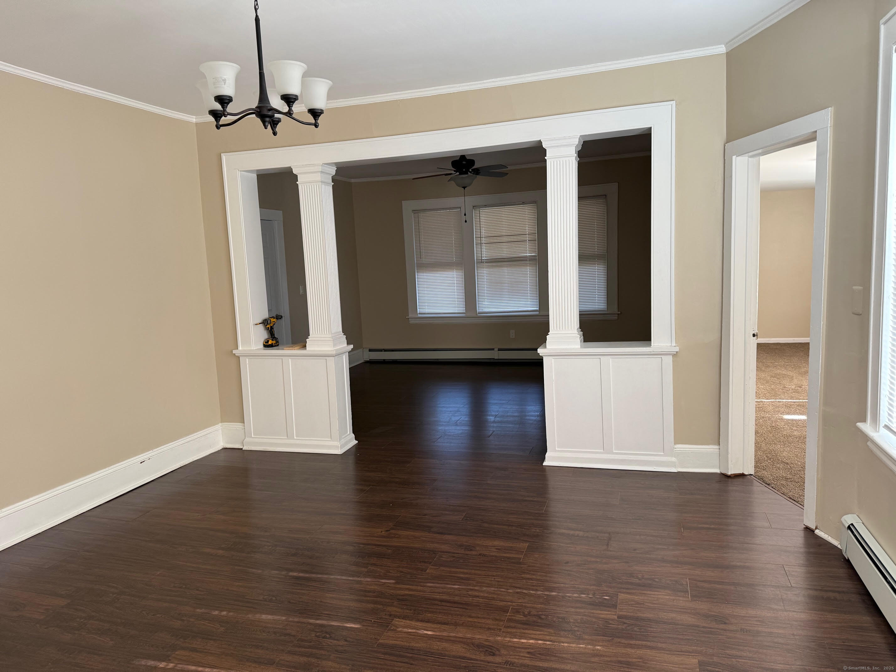 Linwood Avenue 318 2nd Fl, Bridgeport, Connecticut - 3 Bedrooms  
1 Bathrooms  
6 Rooms - 