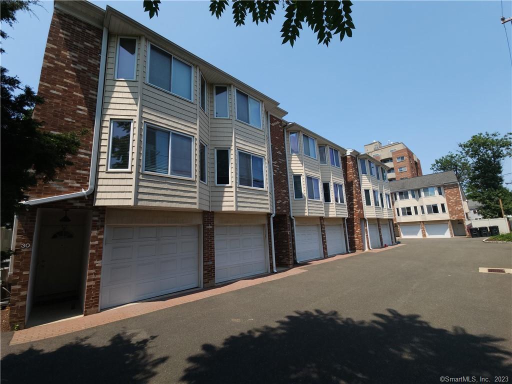Washington Boulevard 30, Stamford, Connecticut - 2 Bedrooms  
2 Bathrooms  
4 Rooms - 