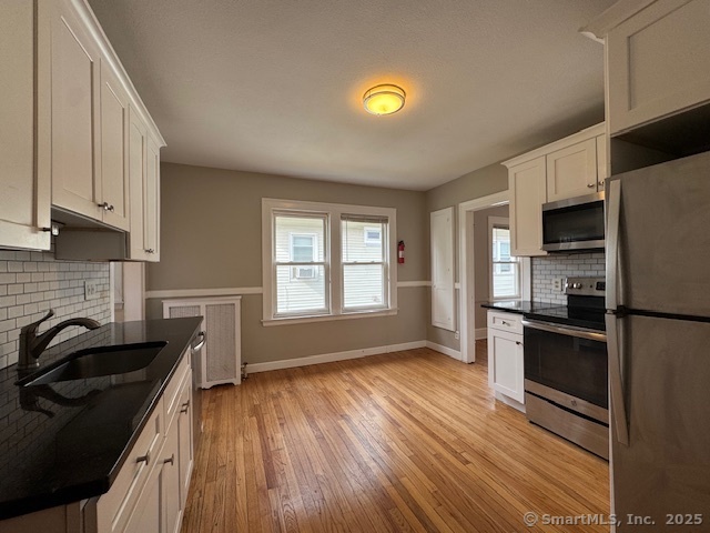 Rental Property at Quaker Lane 2, West Hartford, Connecticut - Bedrooms: 3 
Bathrooms: 1 
Rooms: 6  - $2,400 MO.