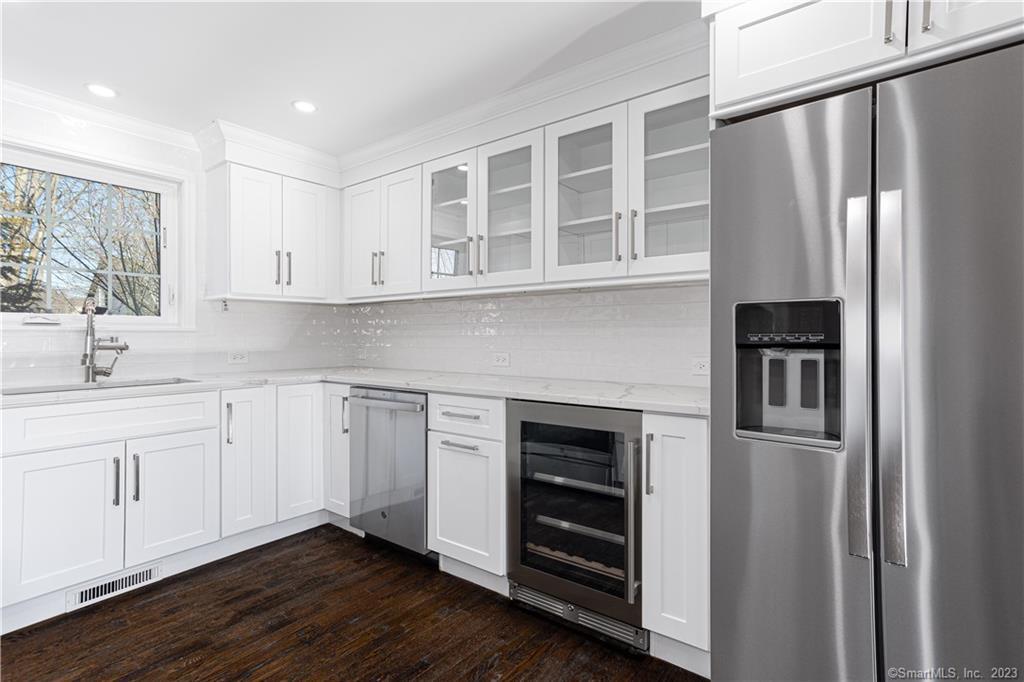 Poe Court, Fairfield, Connecticut - 2 Bedrooms  
1 Bathrooms  
5 Rooms - 