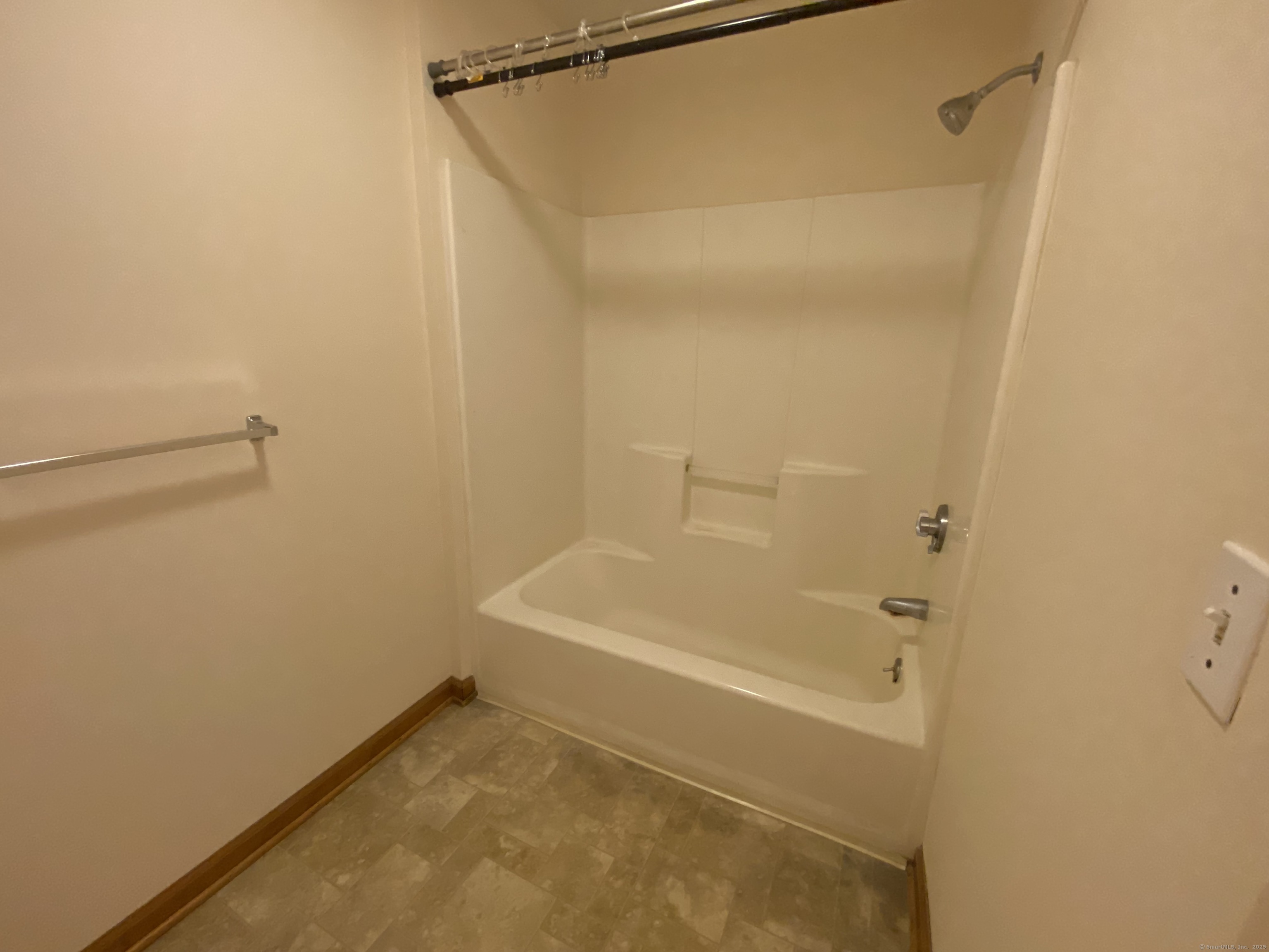 Cromwell, Connecticut 06416, United States, 2 Bedrooms Bedrooms, ,1 BathroomBathrooms,Residential,Active,186423