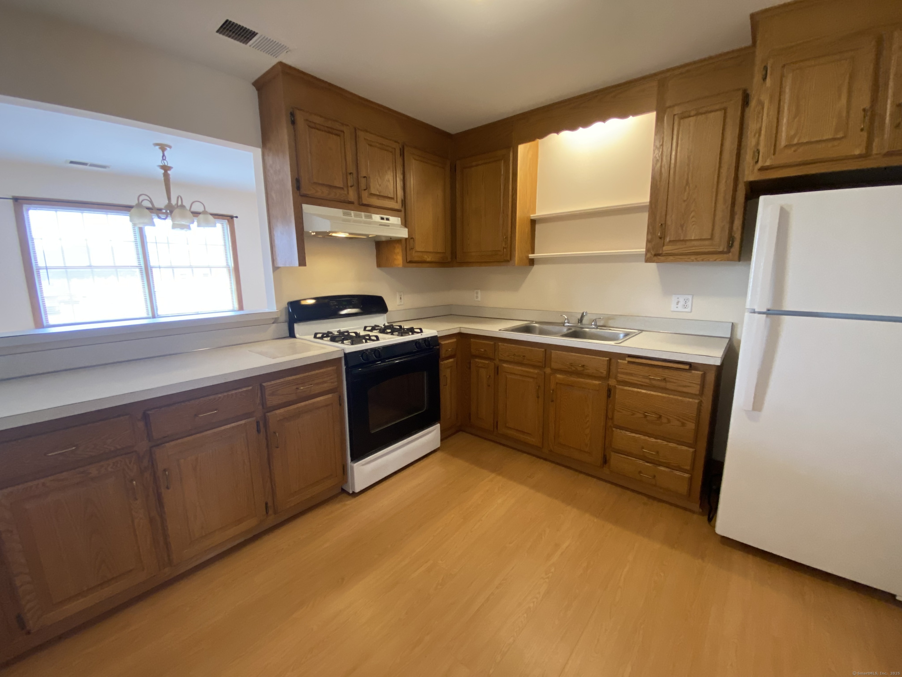 Cromwell, Connecticut 06416, United States, 2 Bedrooms Bedrooms, ,1 BathroomBathrooms,Residential,Active,186423