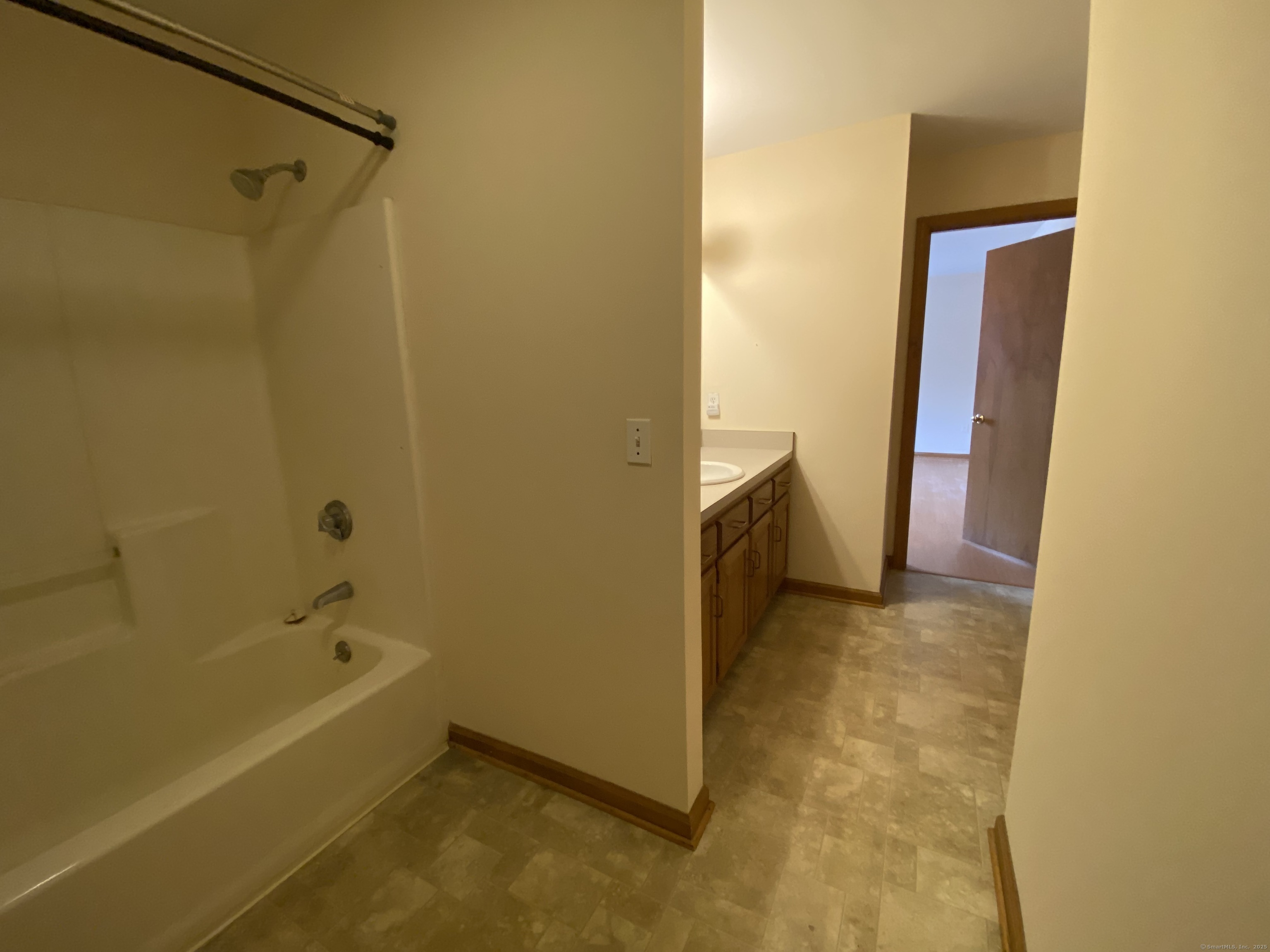 Cromwell, Connecticut 06416, United States, 2 Bedrooms Bedrooms, ,1 BathroomBathrooms,Residential,Active,186423