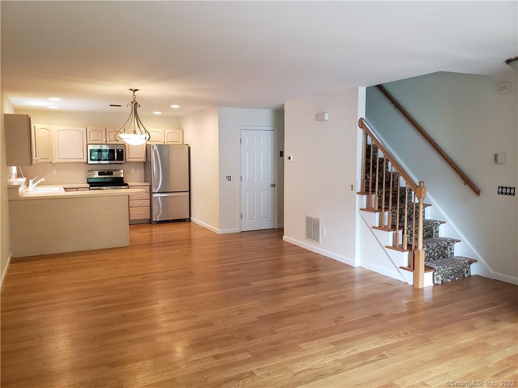 Parade Hill Road B, New Canaan, Connecticut - 2 Bedrooms  
2 Bathrooms  
5 Rooms - 
