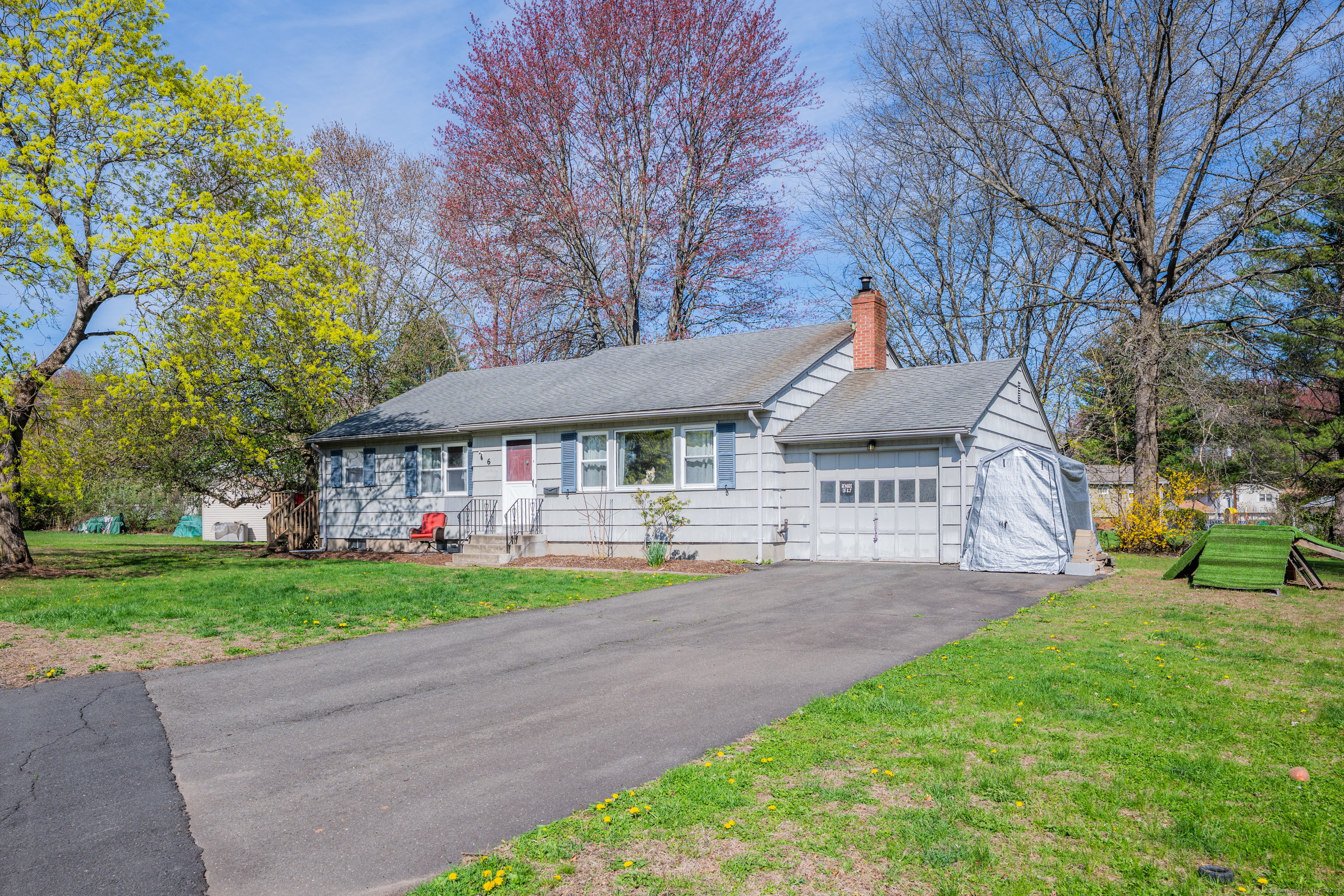 Greenmeadow Drive, Bloomfield, Connecticut - 3 Bedrooms  
3 Bathrooms  
10 Rooms - 