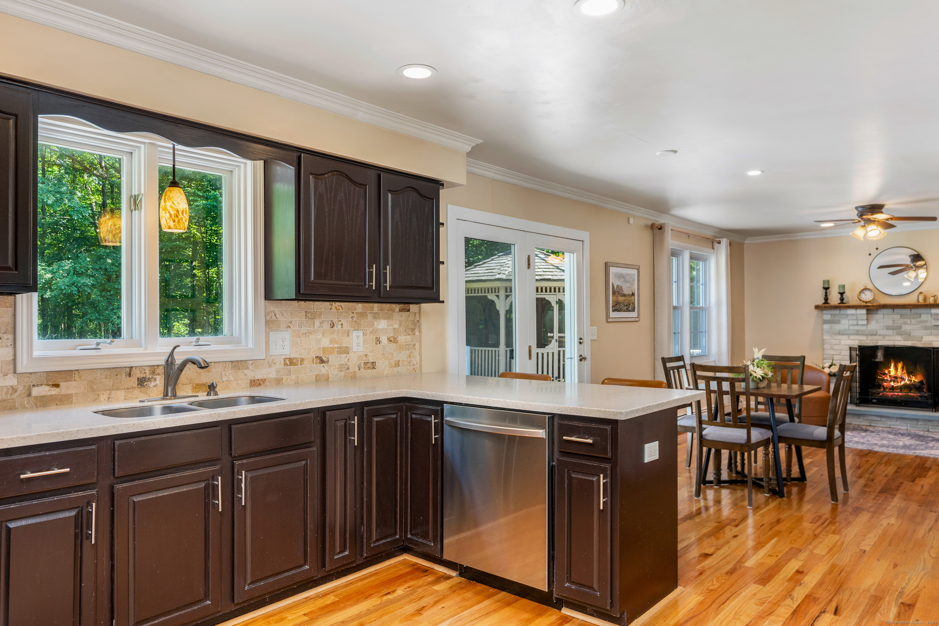 Tolland, Connecticut 06084, United States, 3 Bedrooms Bedrooms, ,3 BathroomsBathrooms,Residential,Pending,205627