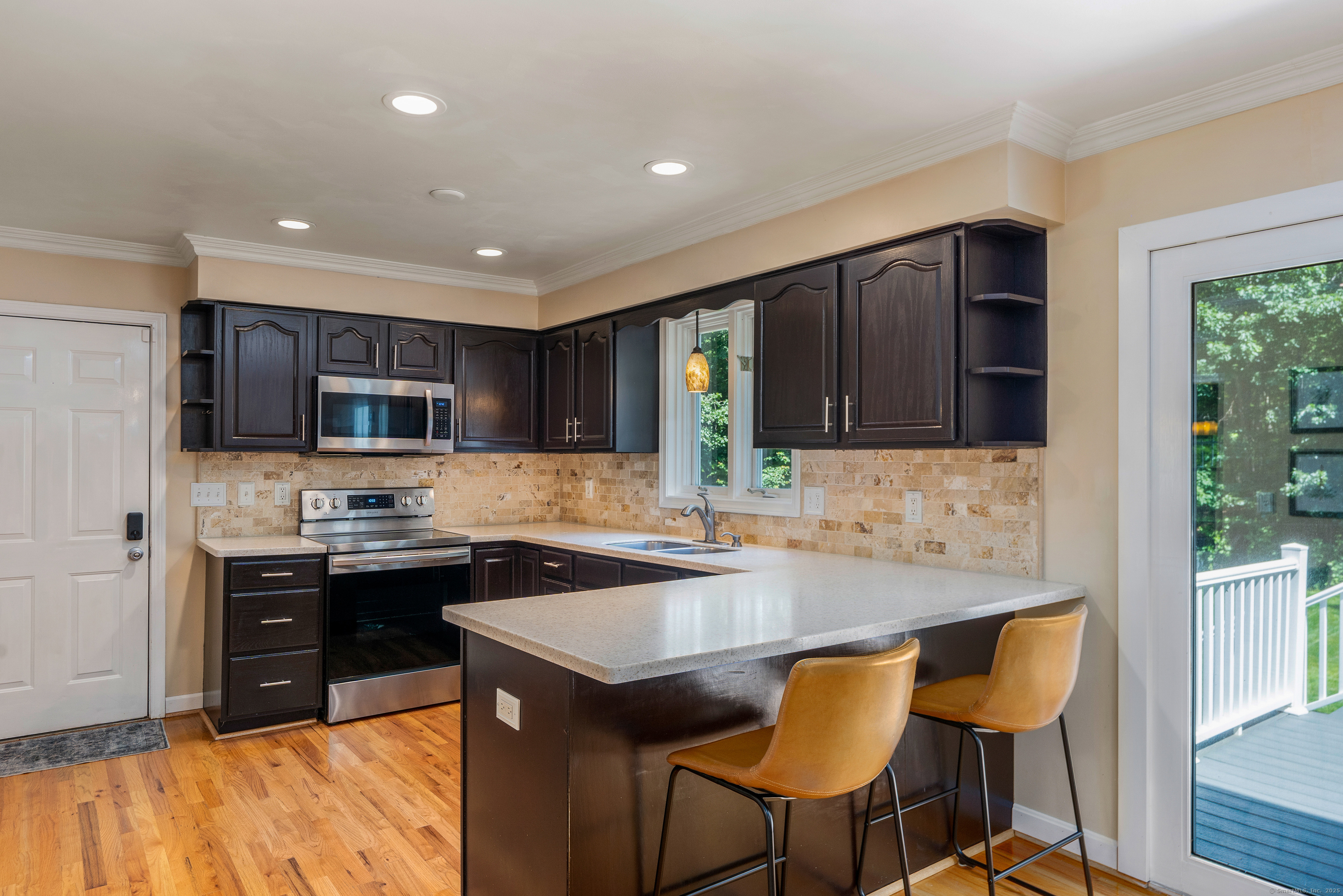 Tolland, Connecticut 06084, United States, 3 Bedrooms Bedrooms, ,3 BathroomsBathrooms,Residential,Pending,205627