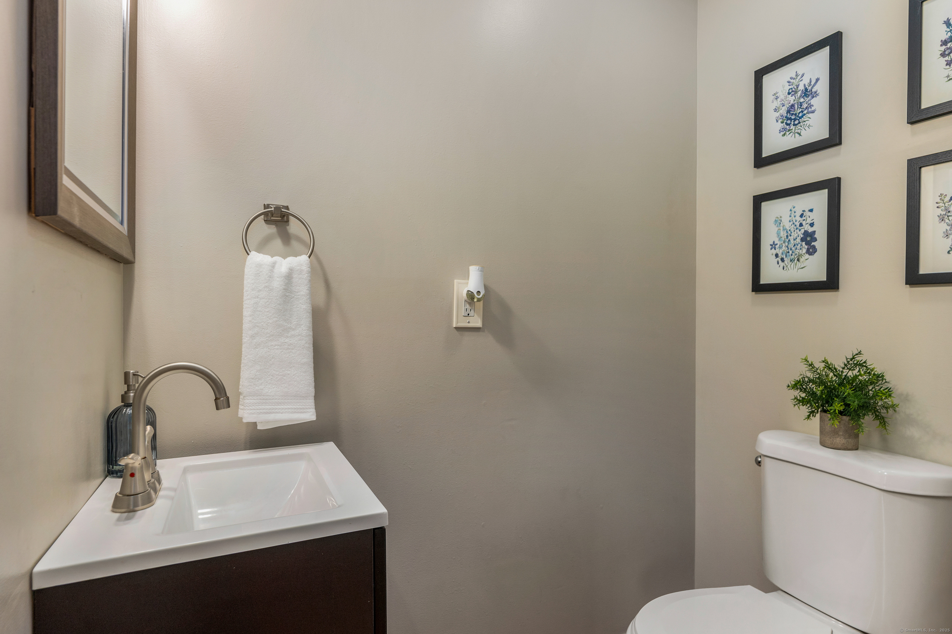 Tolland, Connecticut 06084, United States, 3 Bedrooms Bedrooms, ,3 BathroomsBathrooms,Residential,Pending,205627