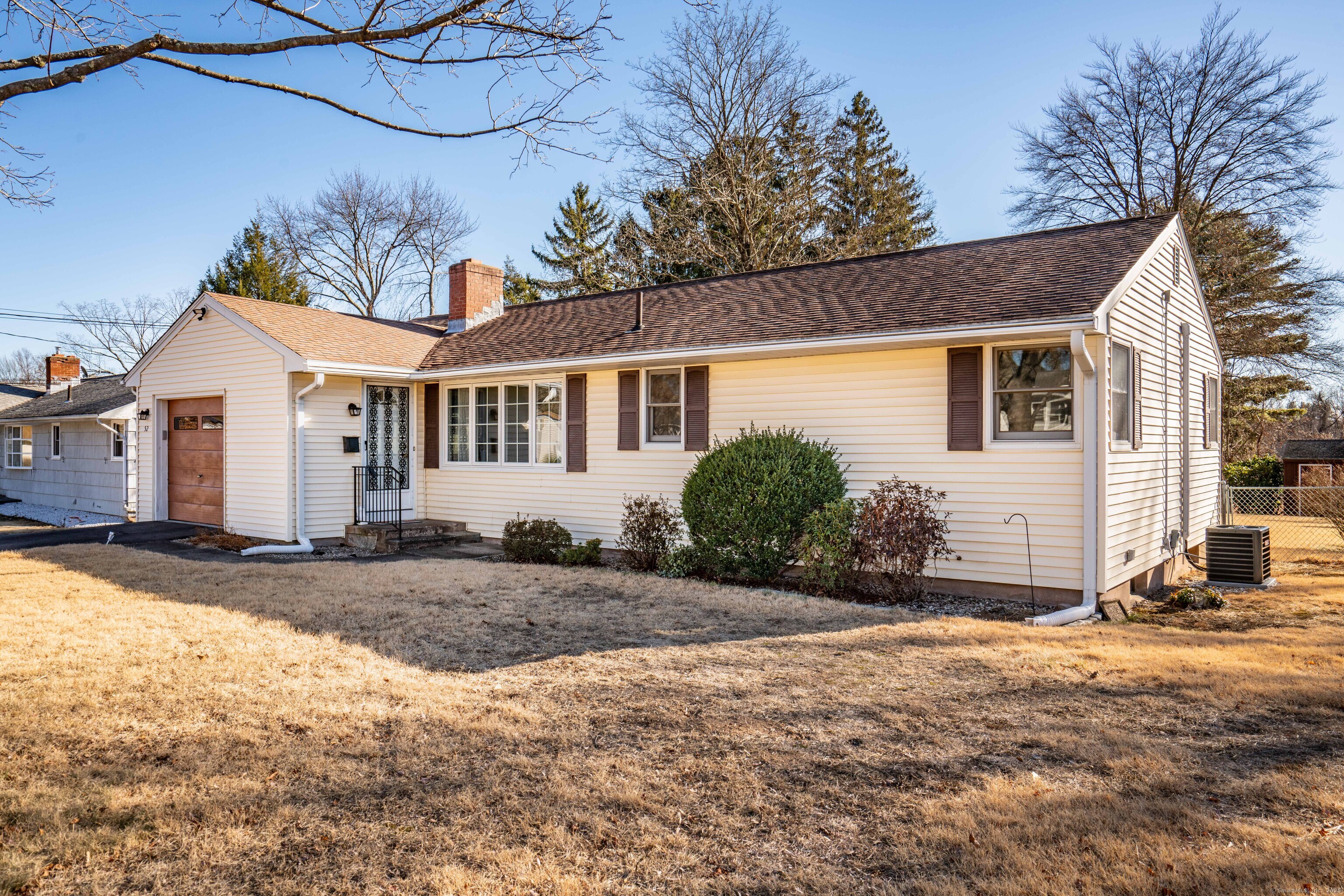 Property for Sale at 52 Naomi Drive, East Hartford, Connecticut - Bedrooms: 3 
Bathrooms: 1 
Rooms: 5  - $269,900