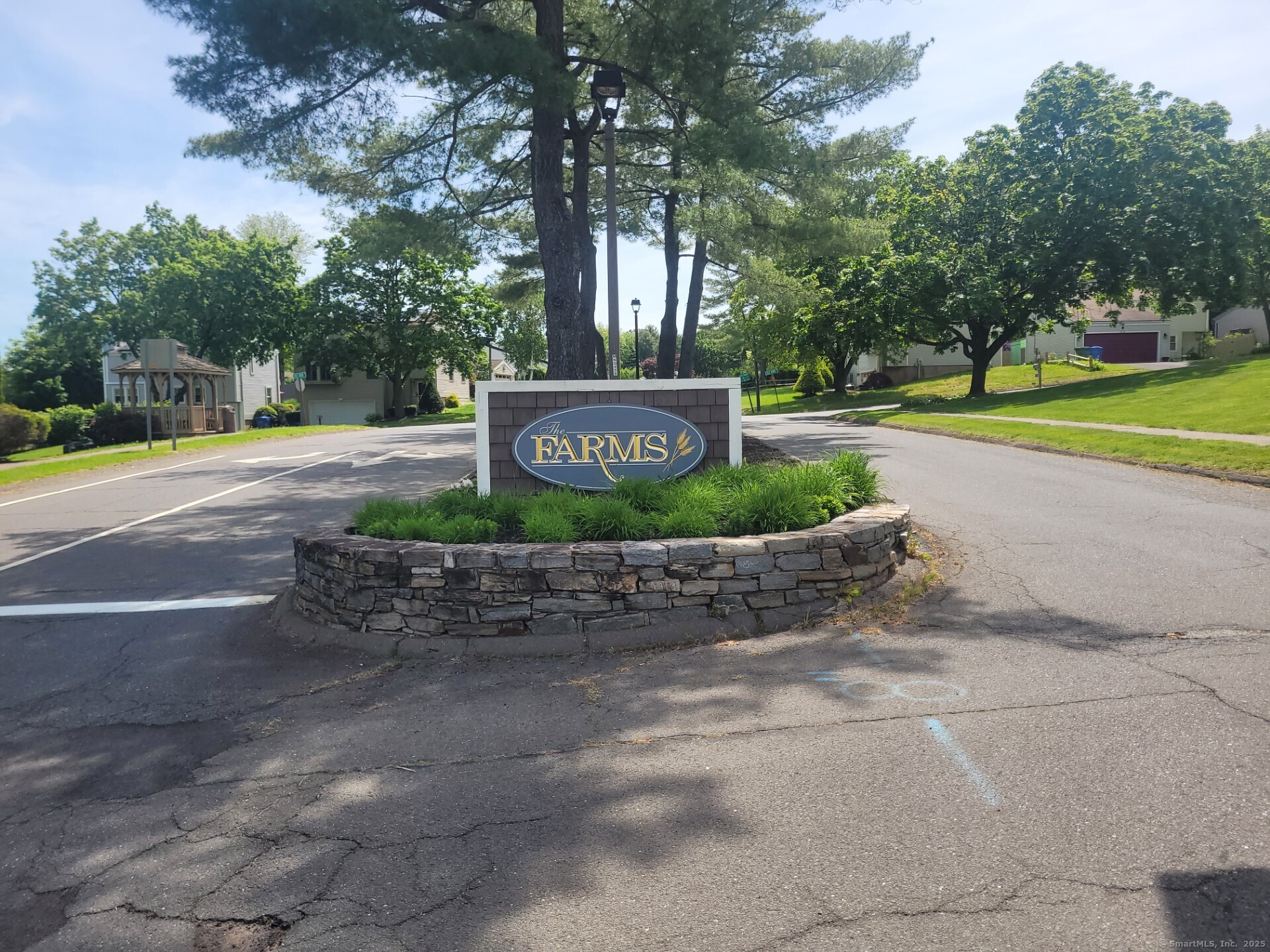 Little River Lane, Middletown, Connecticut - 3 Bedrooms  
2 Bathrooms  
6 Rooms - 