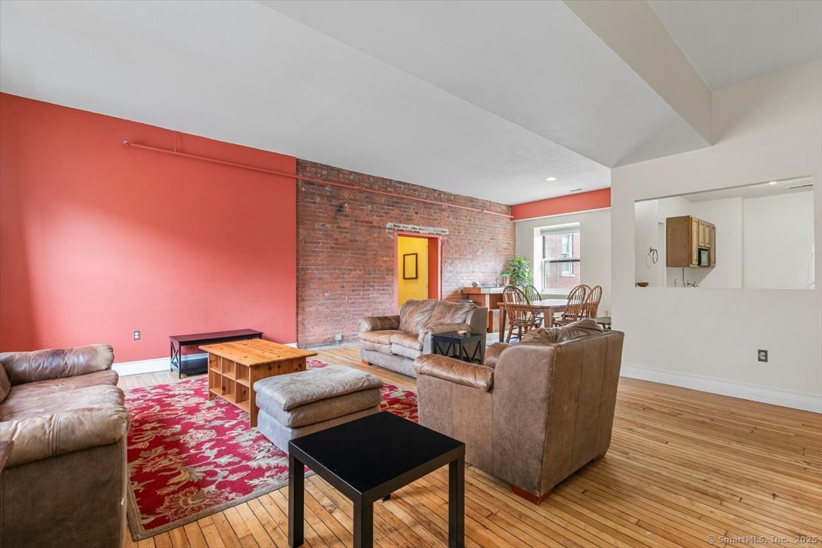 Crown Street 310, New Haven, Connecticut - 3 Bedrooms  
2 Bathrooms  
5 Rooms - 
