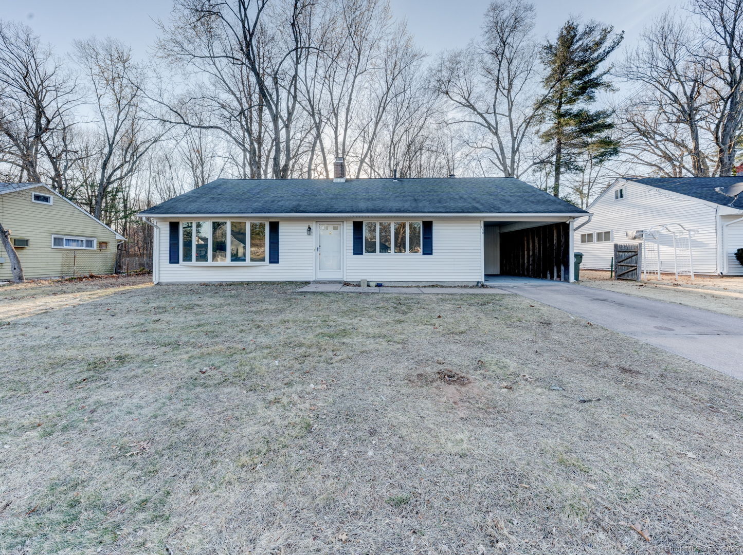 Manor Circle, East Hartford, Connecticut - 2 Bedrooms  
1 Bathrooms  
5 Rooms - 
