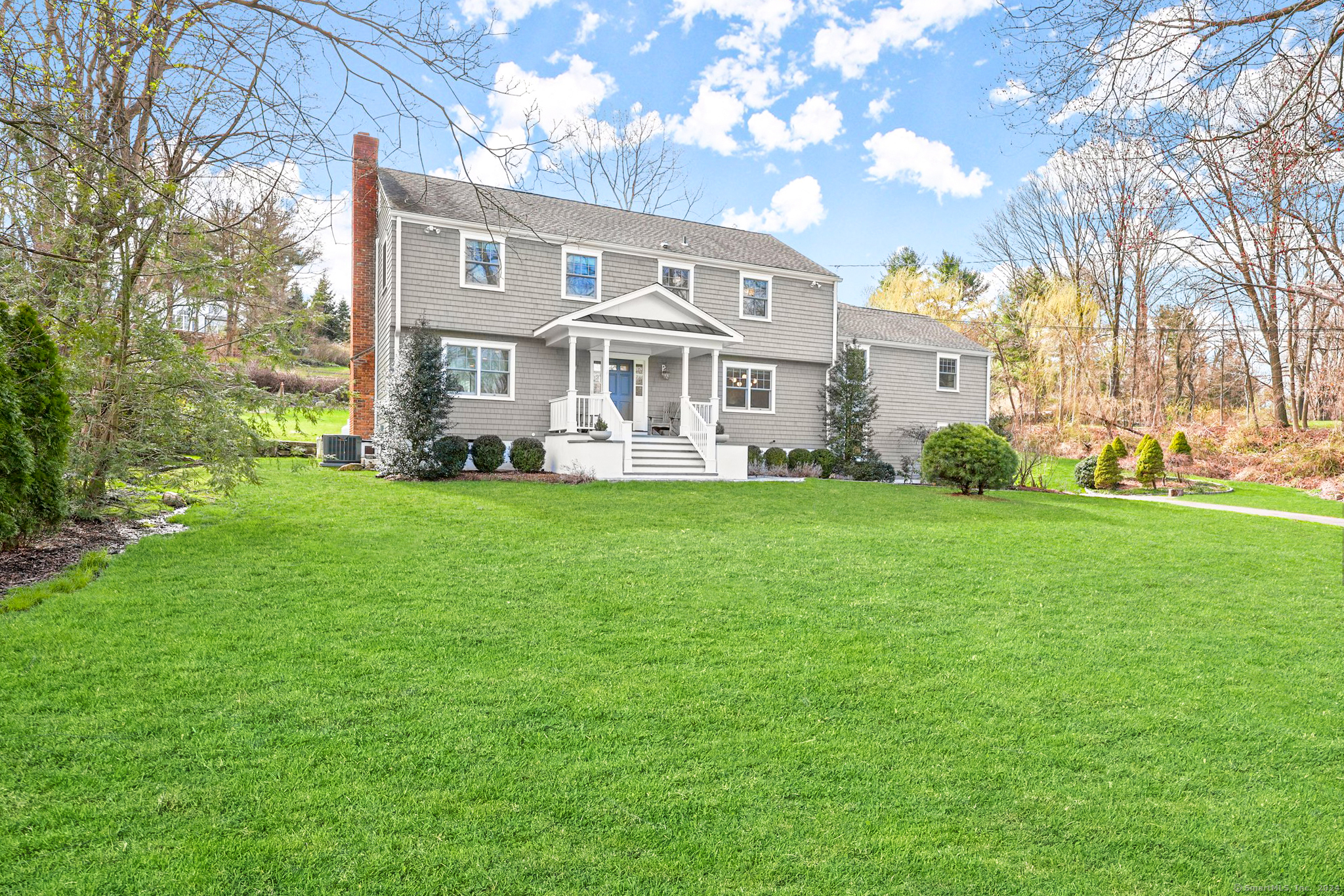 40 Siwanoy Lane, New Canaan, Connecticut - 6 Bedrooms  
4.5 Bathrooms  
11 Rooms - 