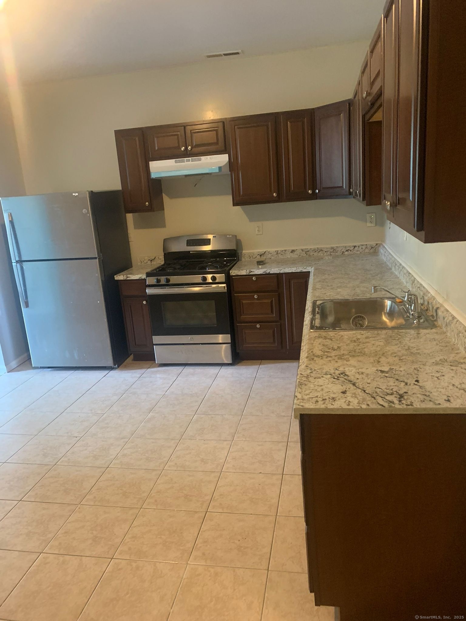 Rental Property at Stratford Avenue 3rd Floor, Bridgeport, Connecticut - Bedrooms: 4 
Bathrooms: 1 
Rooms: 7  - $2,400 MO.