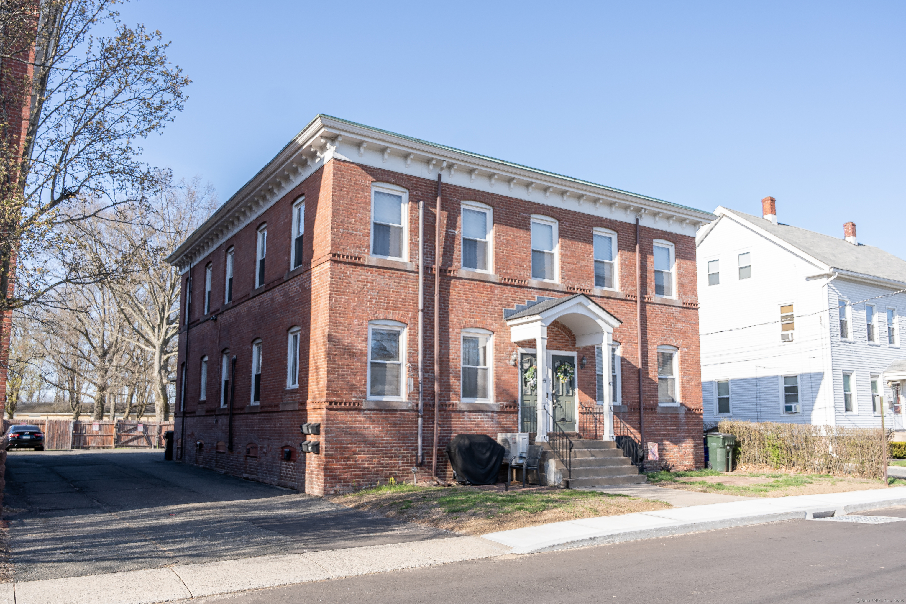 Grove Street 51, Windsor Locks, Connecticut - 2 Bedrooms  
2 Bathrooms  
5 Rooms - 